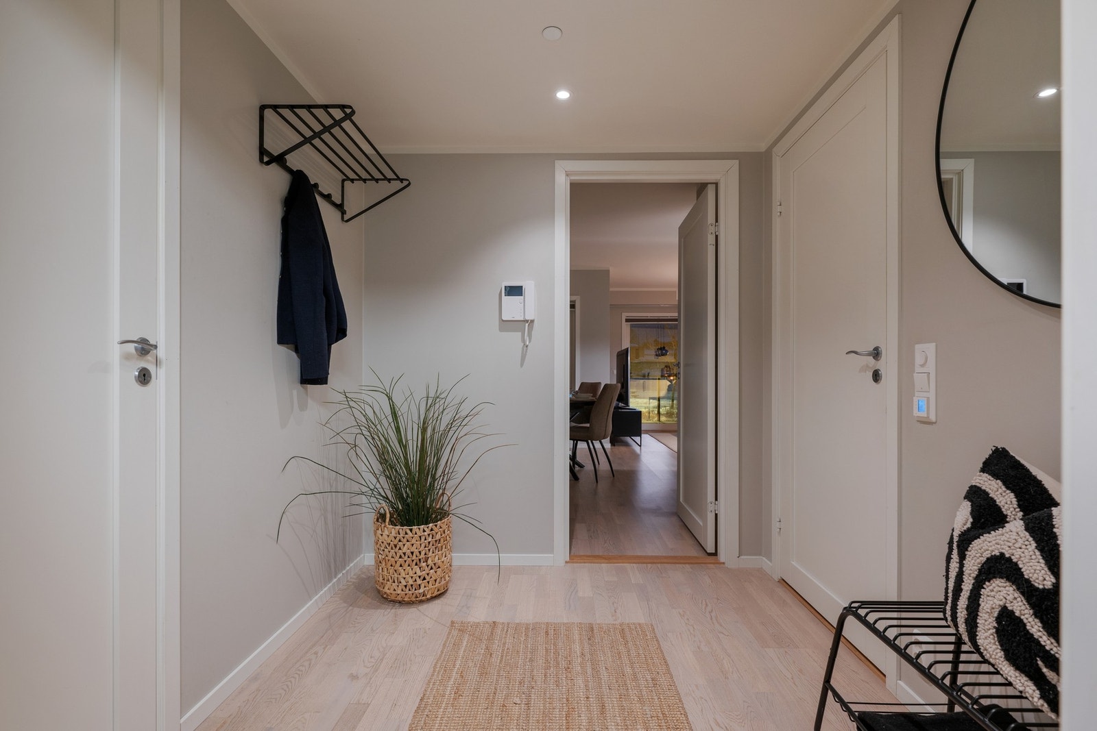 Fin plass til å hensette sko og yttertøy. Galleribilde