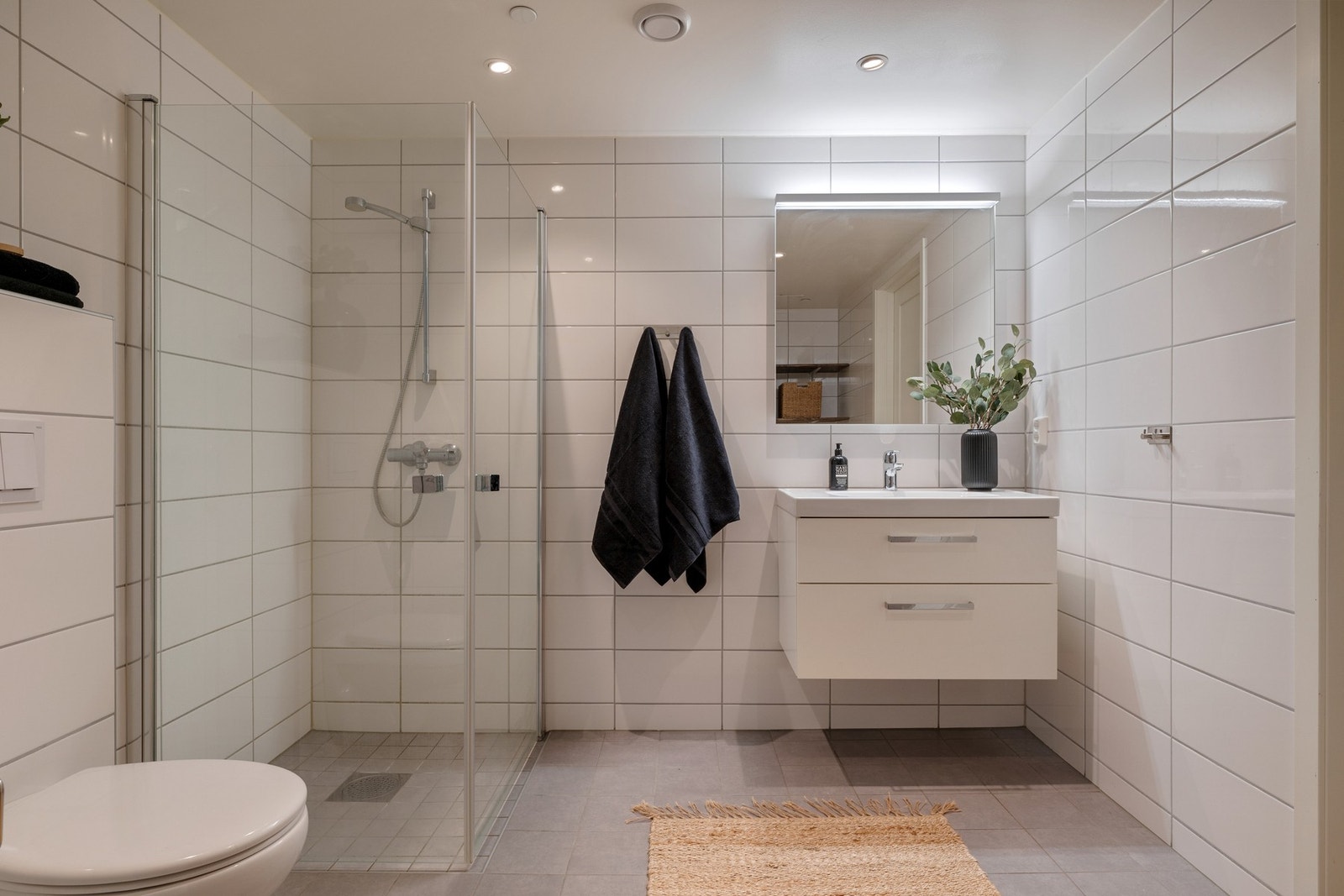 Flislagt og moderne bad med stilrene løsninger. Galleribilde