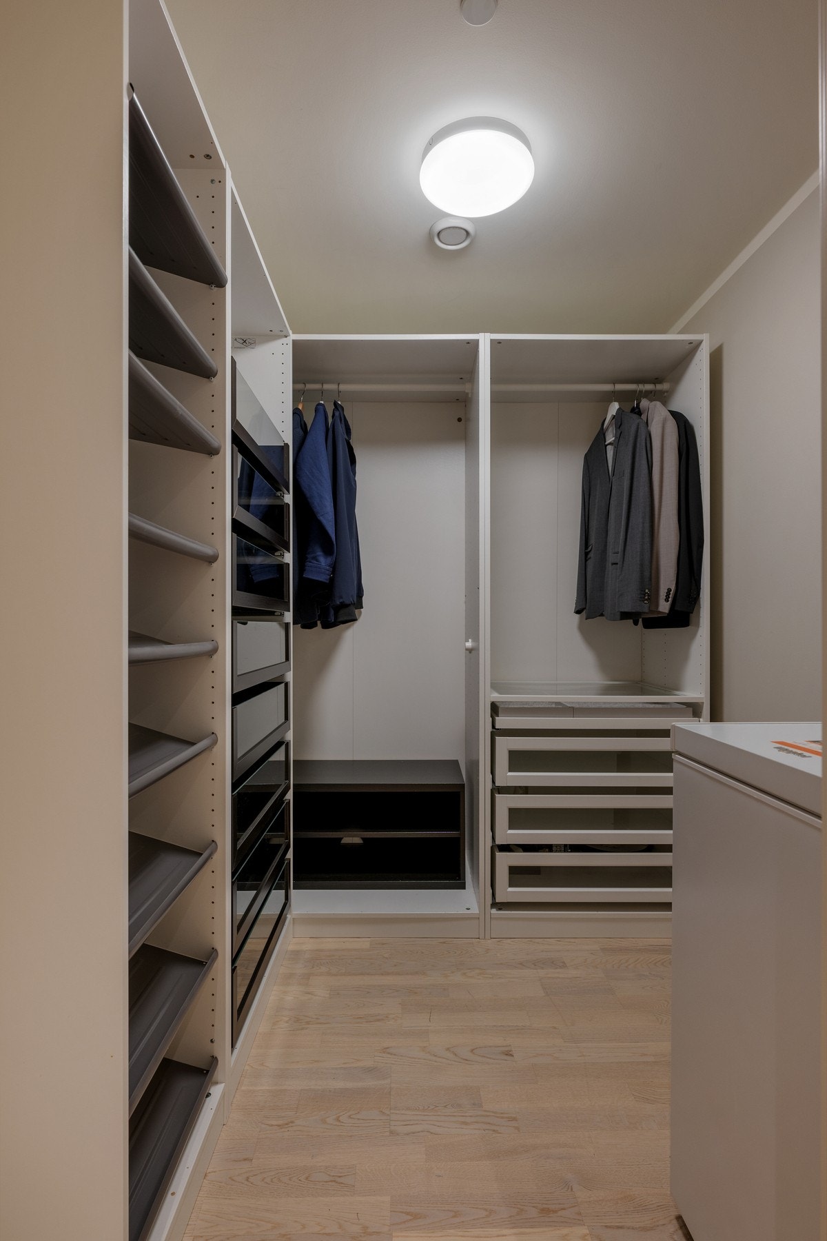 Leiligheten har også en innvendig bod som fin kan brukes som walk-in closet. Galleribilde
