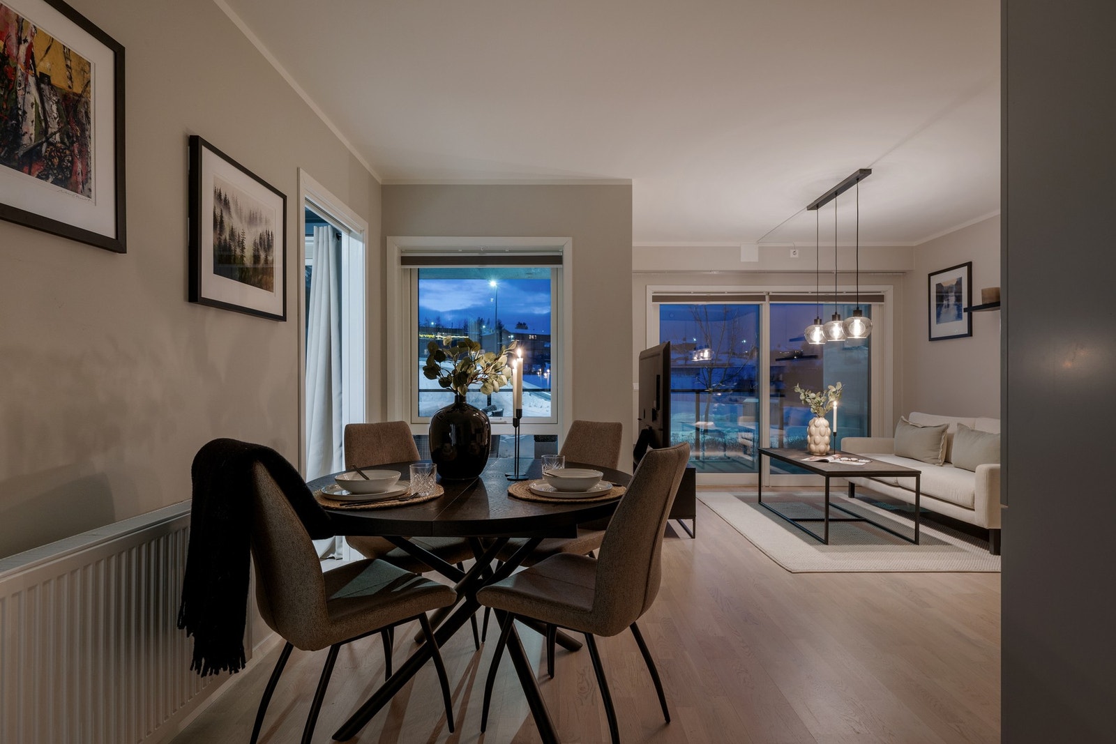 Fra stuen er det utgang til en herlig overbygget terrasse. Galleribilde