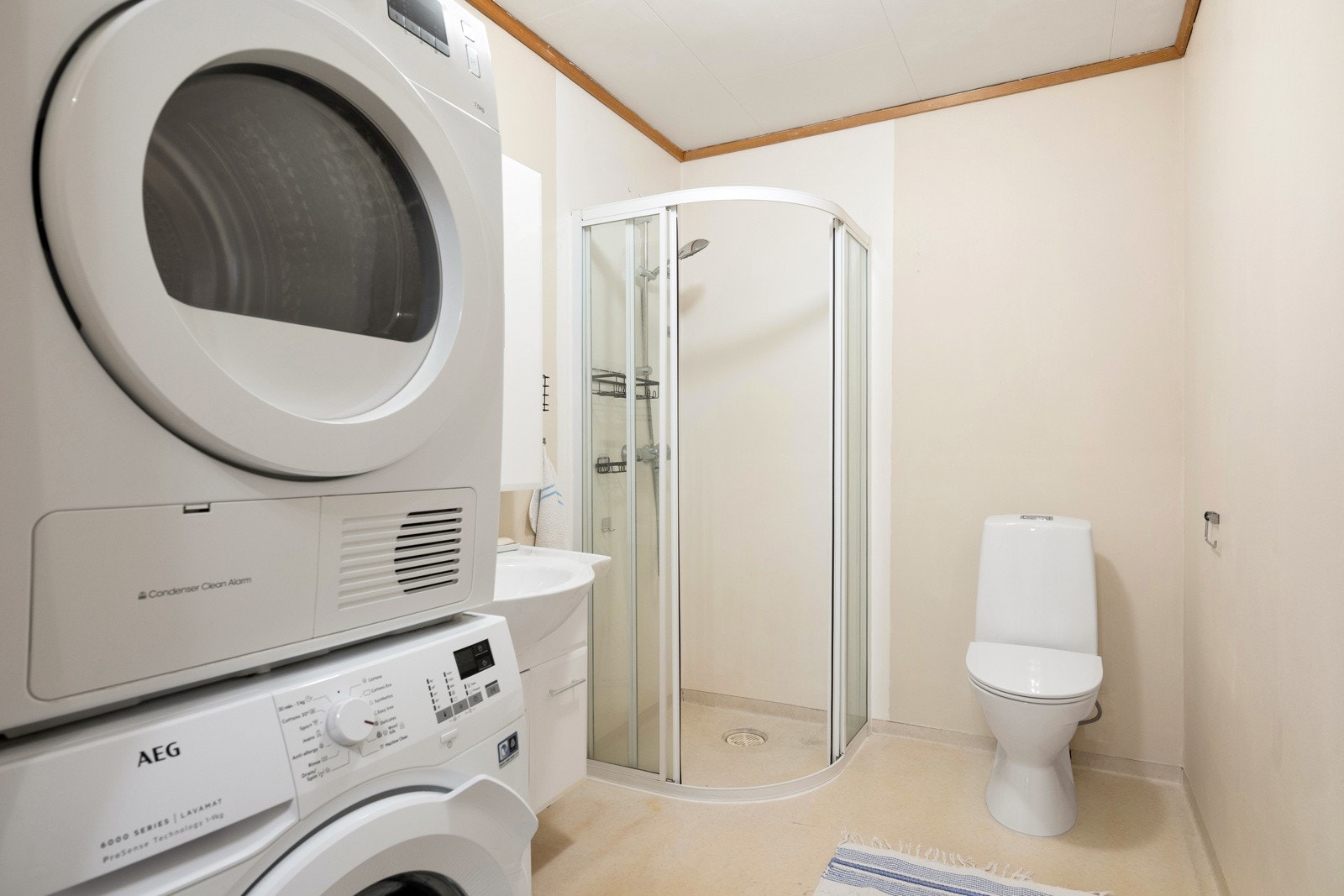 Badet er av god størrelse med plass til vaskemaskin og tørketrommel. Galleribilde