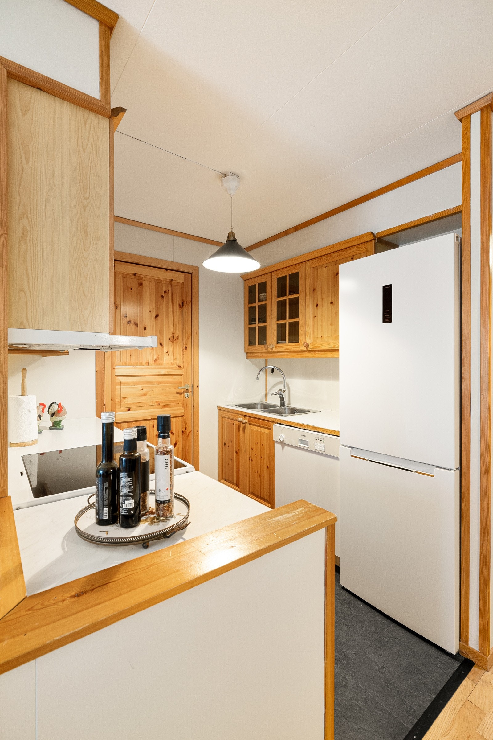 Kjøkkenet er praktisk utformet med gode arbeidsflater. Galleribilde