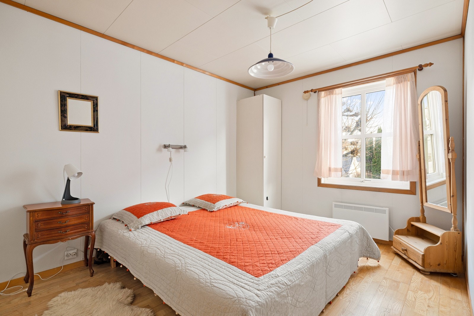 Hovedsoverommet har plass til dobbeltseng, nattbord og garderobeløsning. Galleribilde