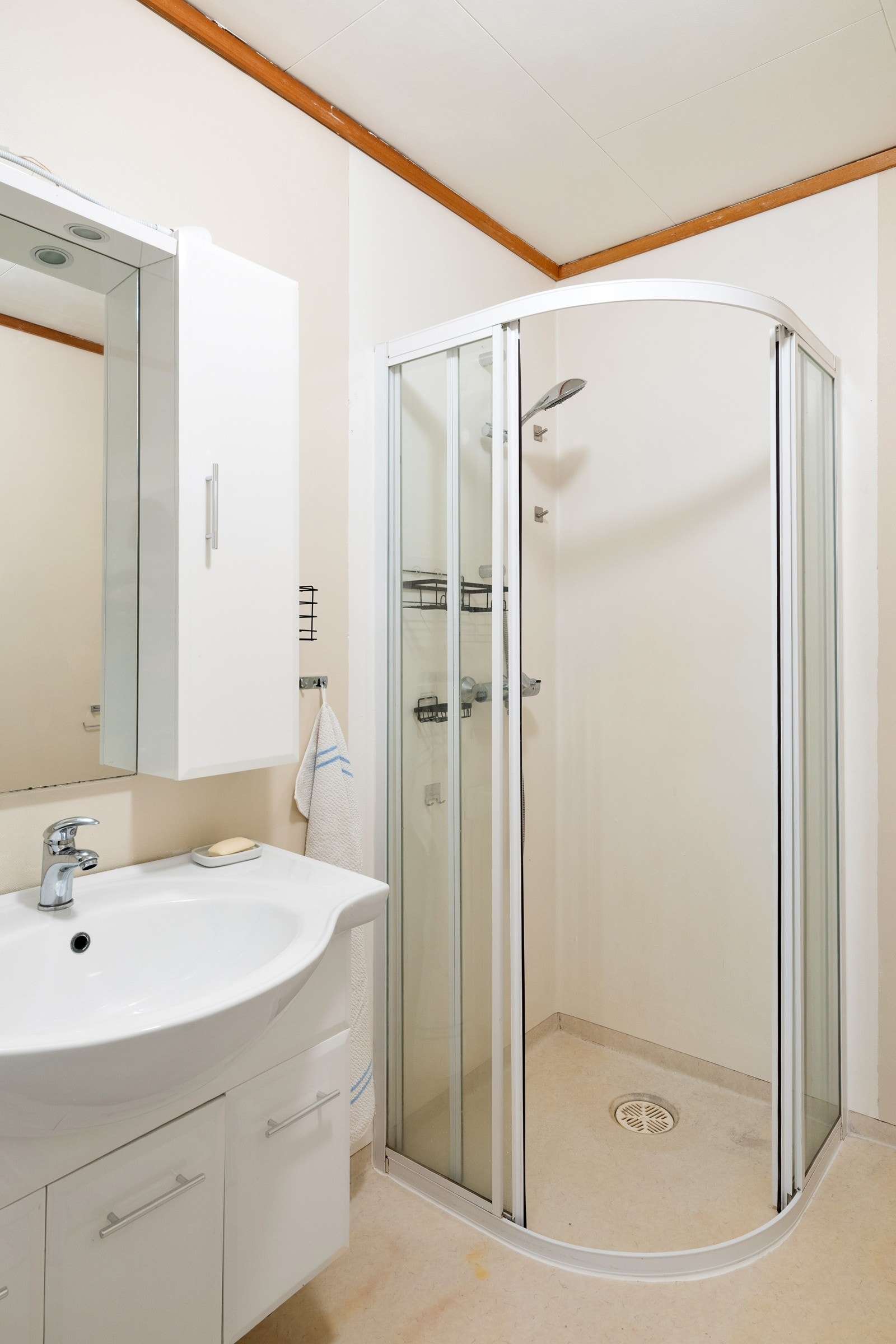 Badet er funksjonelt innredet med servant, dusjhjørne og toalett, samt opplegg for vaskemaskin. Galleribilde