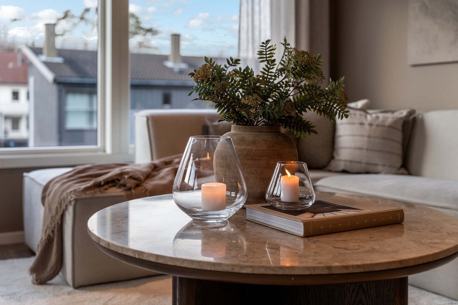 Store vindusflater sørger for godt med lysinnslipp og en luftig atmosfære. Galleribilde