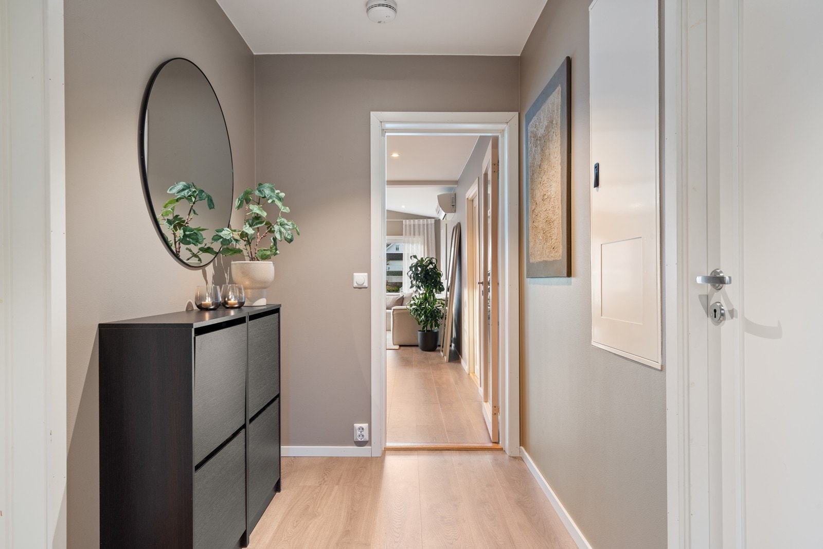 Fra gangen er det trapp ned til boligens kjelleretasje. Galleribilde