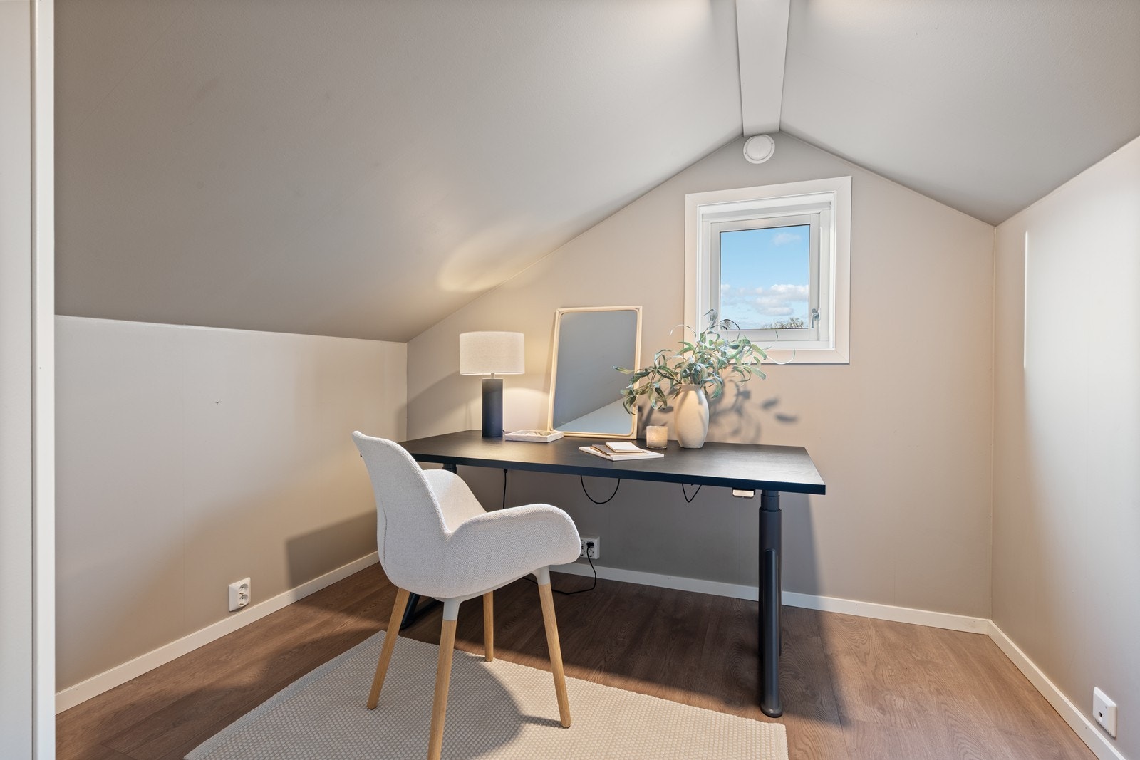 Trivelig kontor med plass til skrivebord og stol. Galleribilde