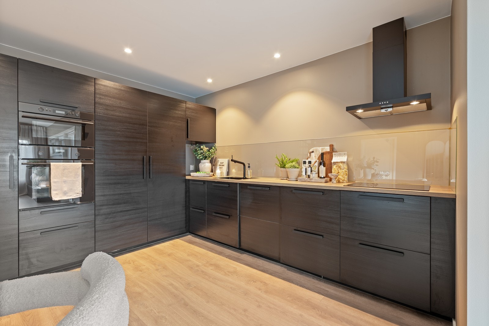 Det er benyttet sorte detaljer på innredningen, noe som skaper et moderne inntrykk. Galleribilde