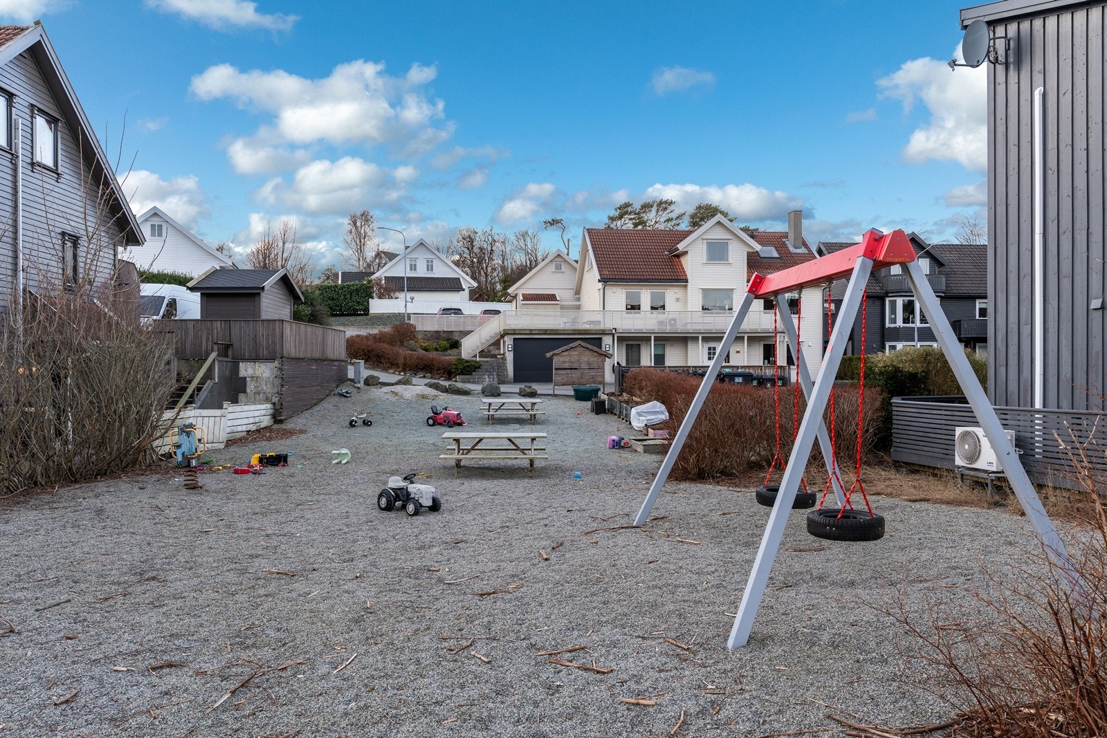 Det er lekeplass like ved eiendommen. Galleribilde