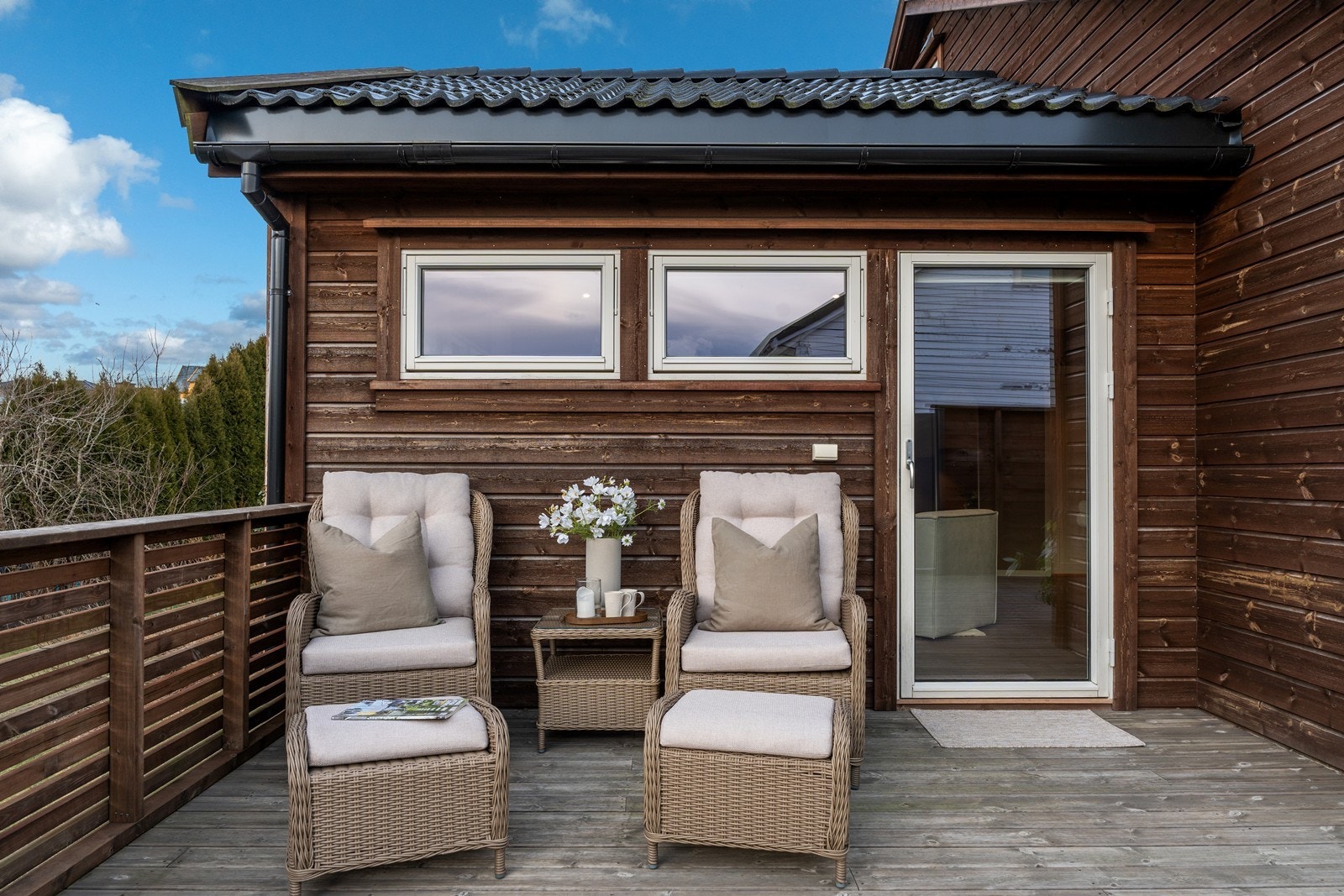 Solrik terrasse hvor varme sommerdager kan nytes! Galleribilde