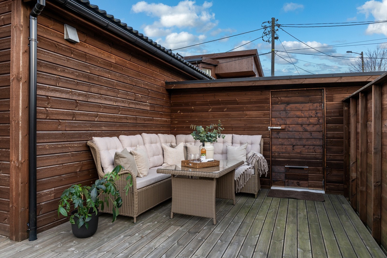 Terrassen er usjenert og har gode møbleringsmuligheter. Praktisk sportbod i bakkant av terrassen sørger for godt med oppbevaringsplass. Galleribilde