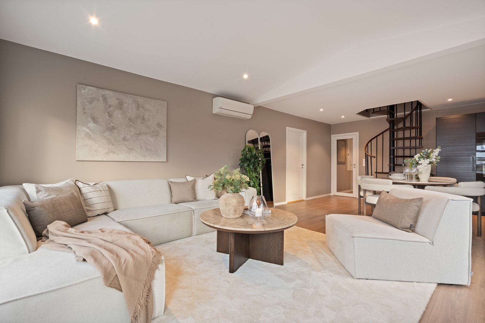 Boligen har et flott enstavs laminat gulv og veggflater malt i delikate fargevalg. Galleribilde