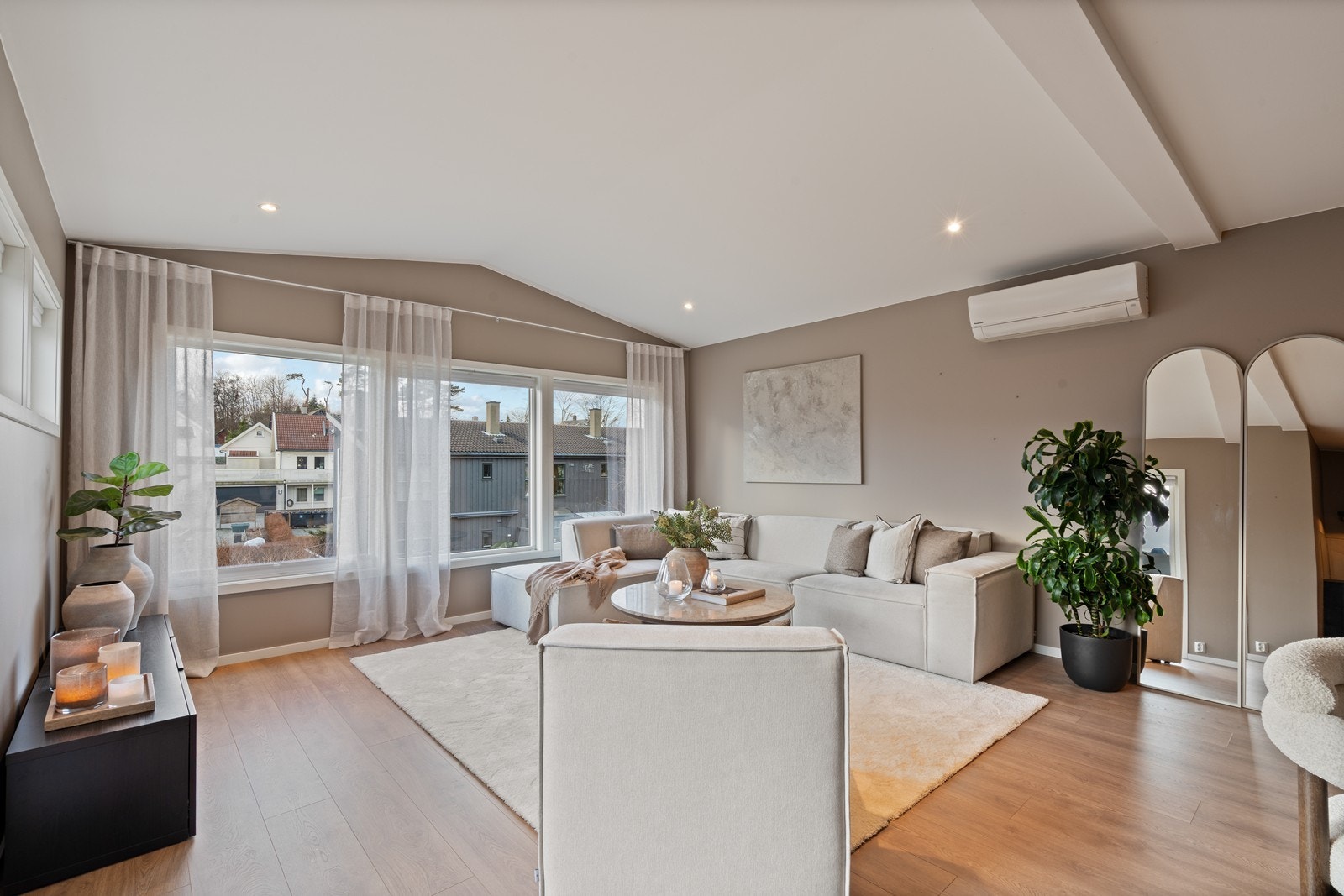 Fra ca. 2017 og til senere år har boligen gjennomgått en omfattende modernisering og fremstår i dag med flotte kvaliteter på innredning og utstyr. Galleribilde