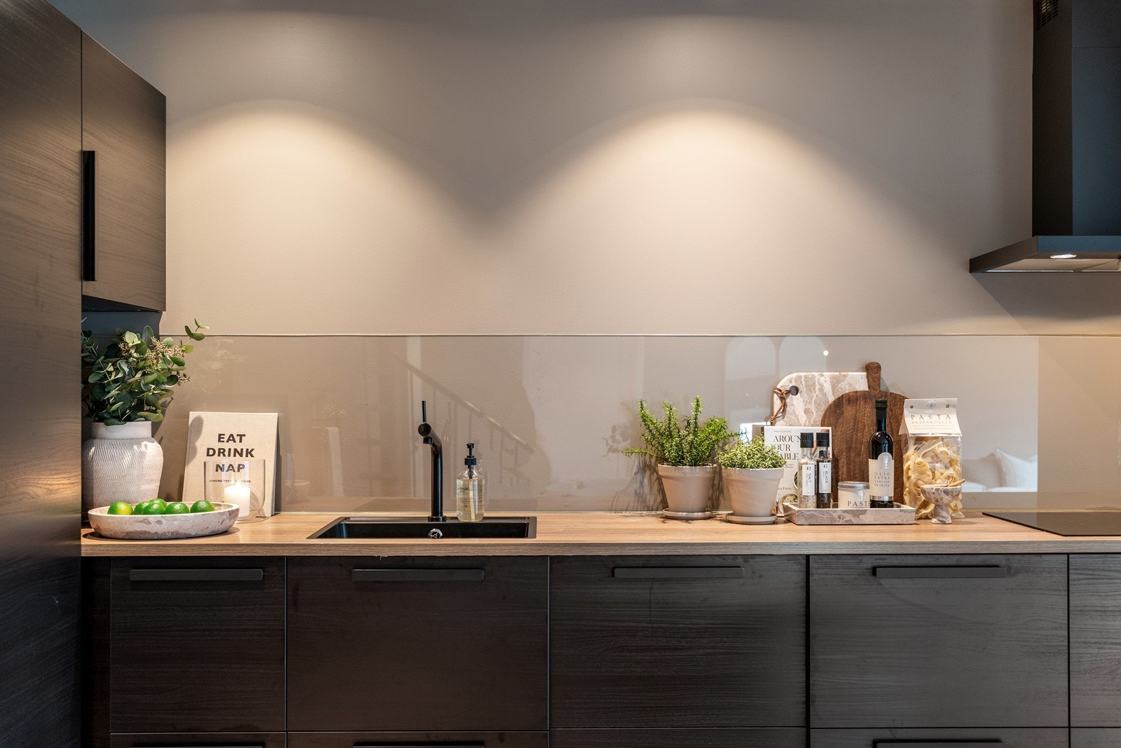 Kjøkkenet er velutstyrt med integrerte hvitevarer som oppvaskmaskin, kjøleskap, micro, platetopp og stekeovn. Galleribilde