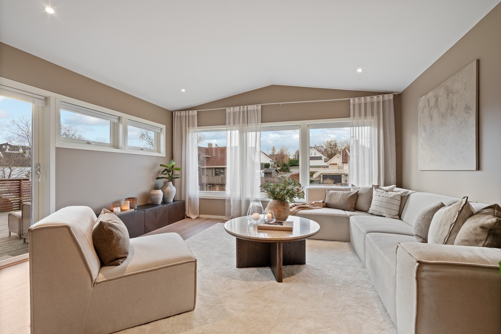 Store vindusflater sørger for godt med lysinnslipp og en luftig atmosfære. Galleribilde