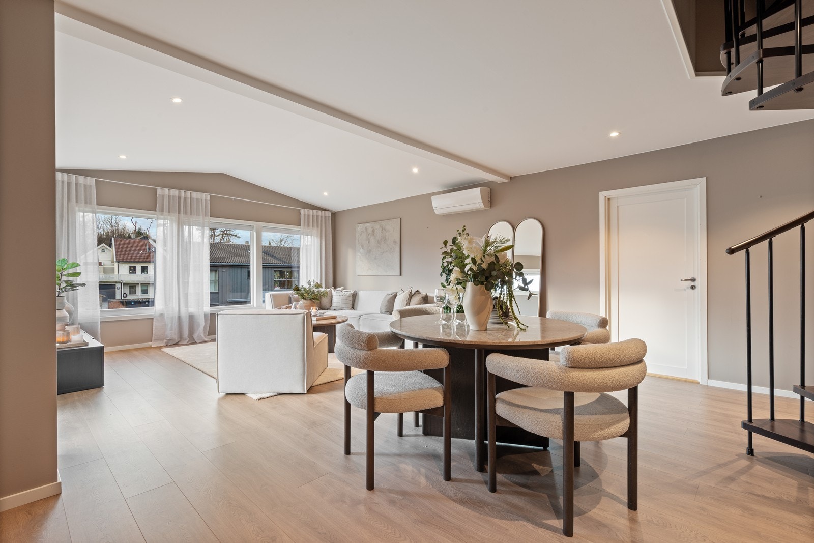 God plass til møblering av sofa - og tvmøbler samt stor spisebordsgruppe. Galleribilde