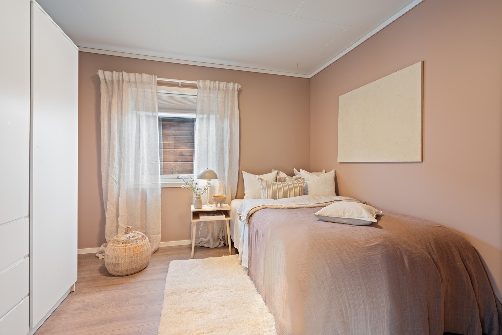 Soverom 2 er malt i en nydelig farge og har godt plass til ønsket møblering - stor seng og nattbord. Galleribilde