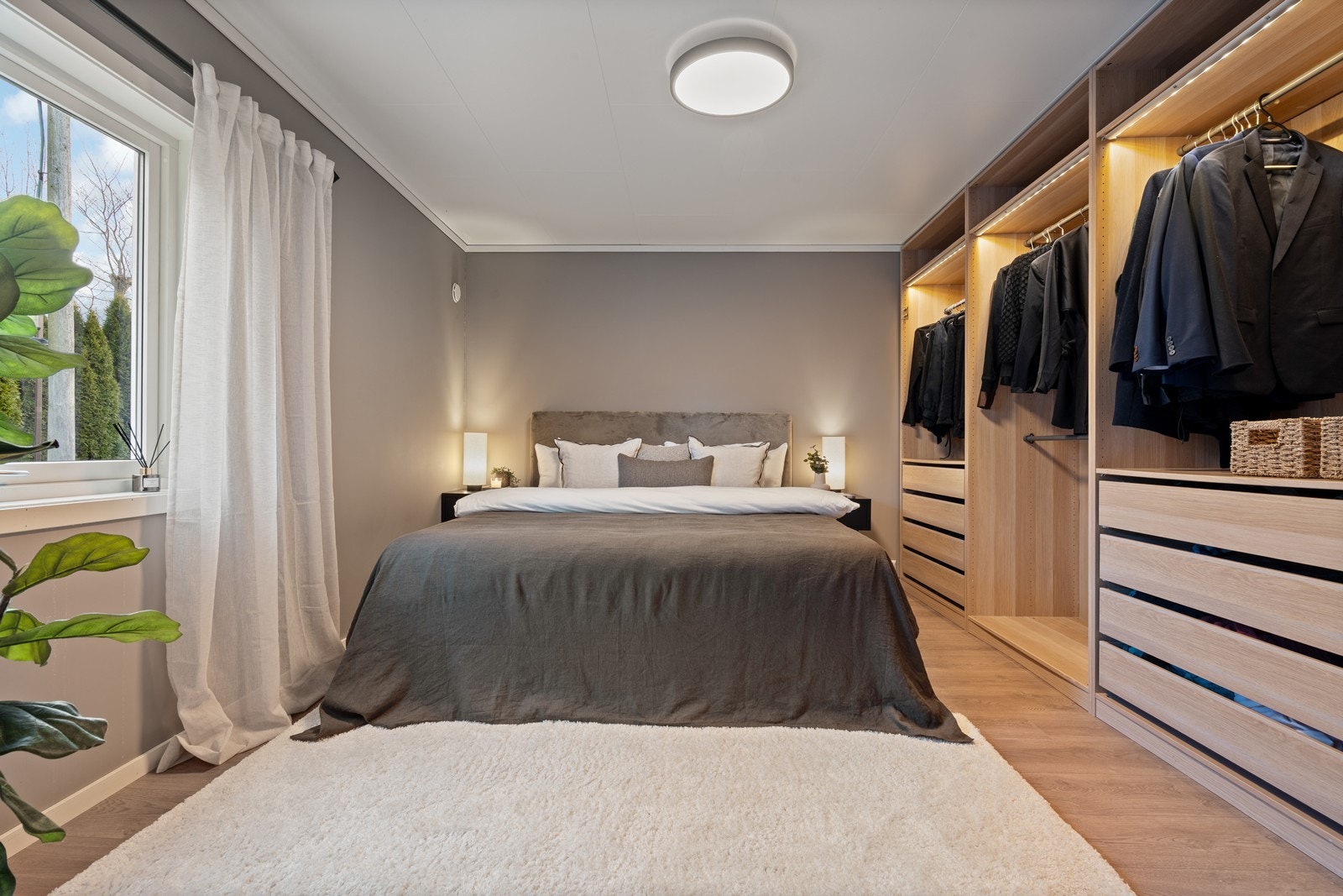 Hovedsoverommet er utstyrt med en praktisk garderobeinnredning. Galleribilde