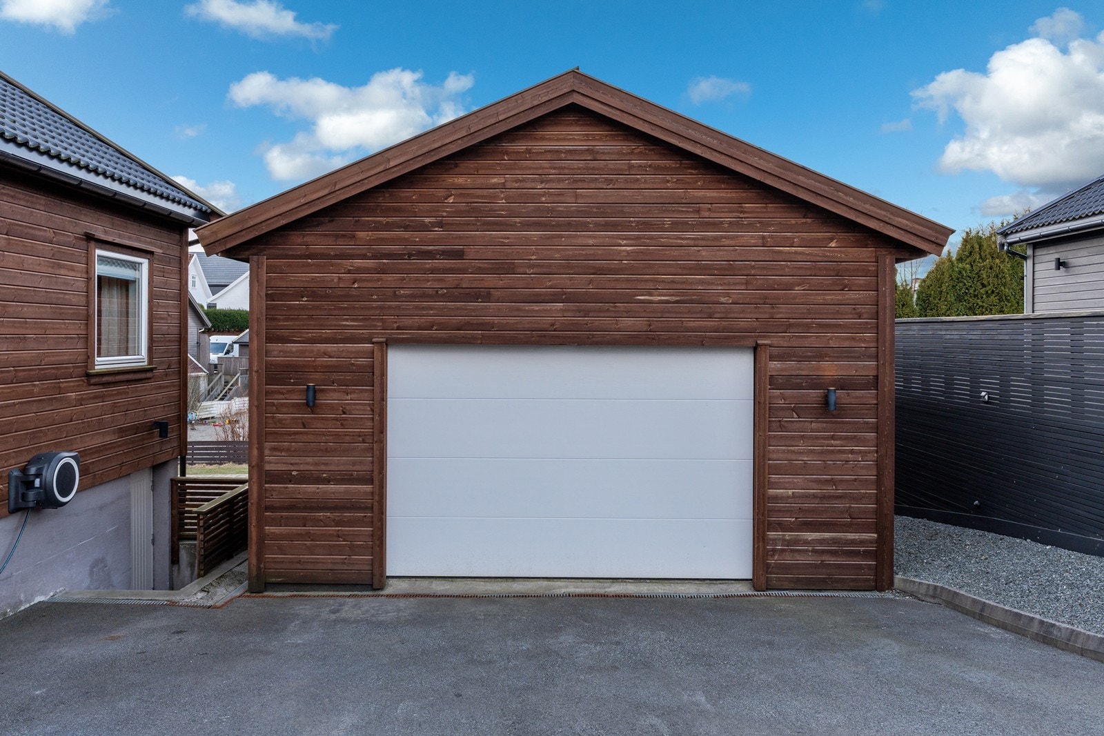 Meget romslig garasje med elektrisk port, god takhøyde og varmepumpe. Galleribilde