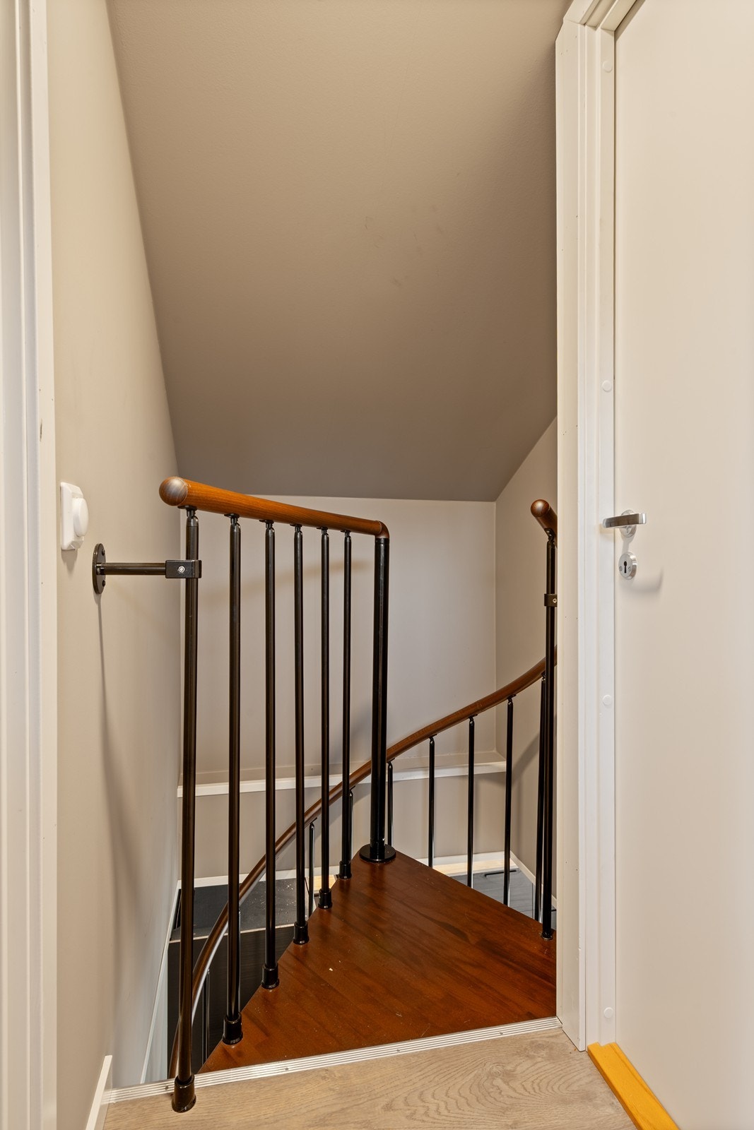 Fra stue/kjøkken er det trapp opp til loftet hvor du finner loftsstue, toalettrom og kontor, i tillegg til god lagringsplass i kott/kneloft. Galleribilde