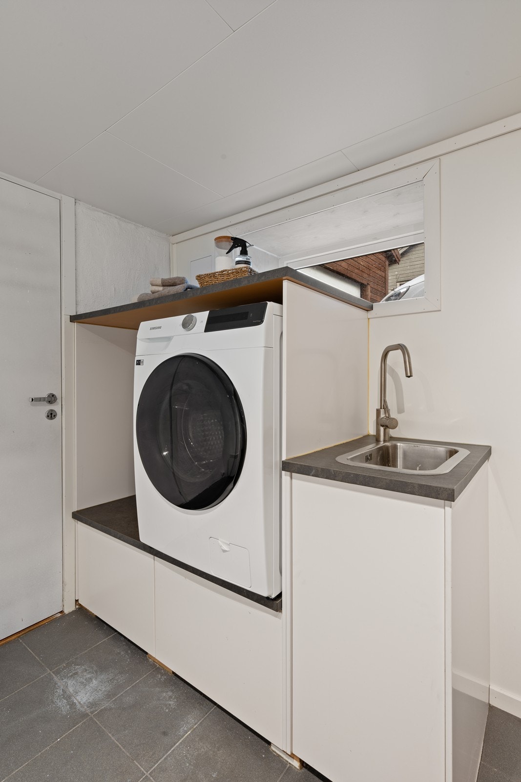 I boligens kjeller finner du et separat vaskerom med plass til vaskemaskin og tørketrommel i innredning. Det gjøres oppmerksom på at innredningen av vaskerommet ikke er omsøkt/godkjent. Se punkt om ferdigattest for mer informasjon. Galleribilde