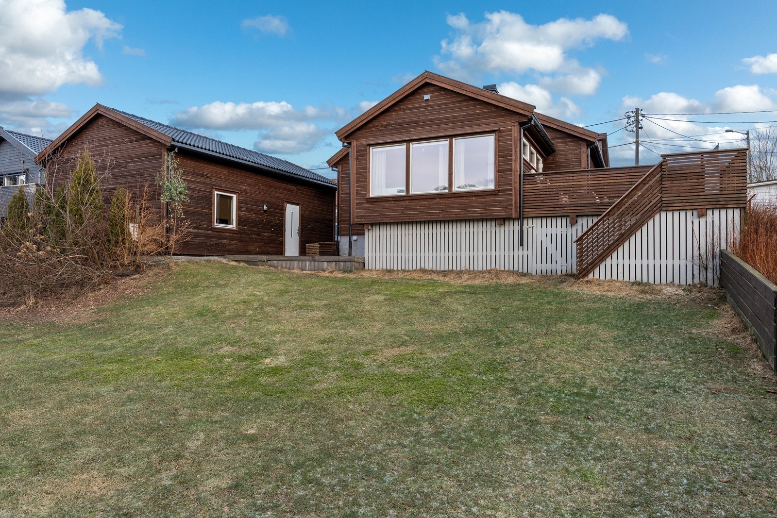 Eiendommen byr på flotte uteområder med både pent opparbeidet hage og solrik terrasse. Galleribilde