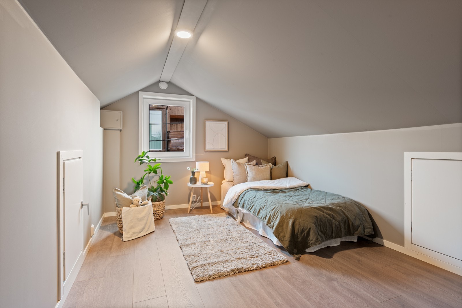 Loftstuen er i dag brukt som soverom. God plass til møblering. Galleribilde