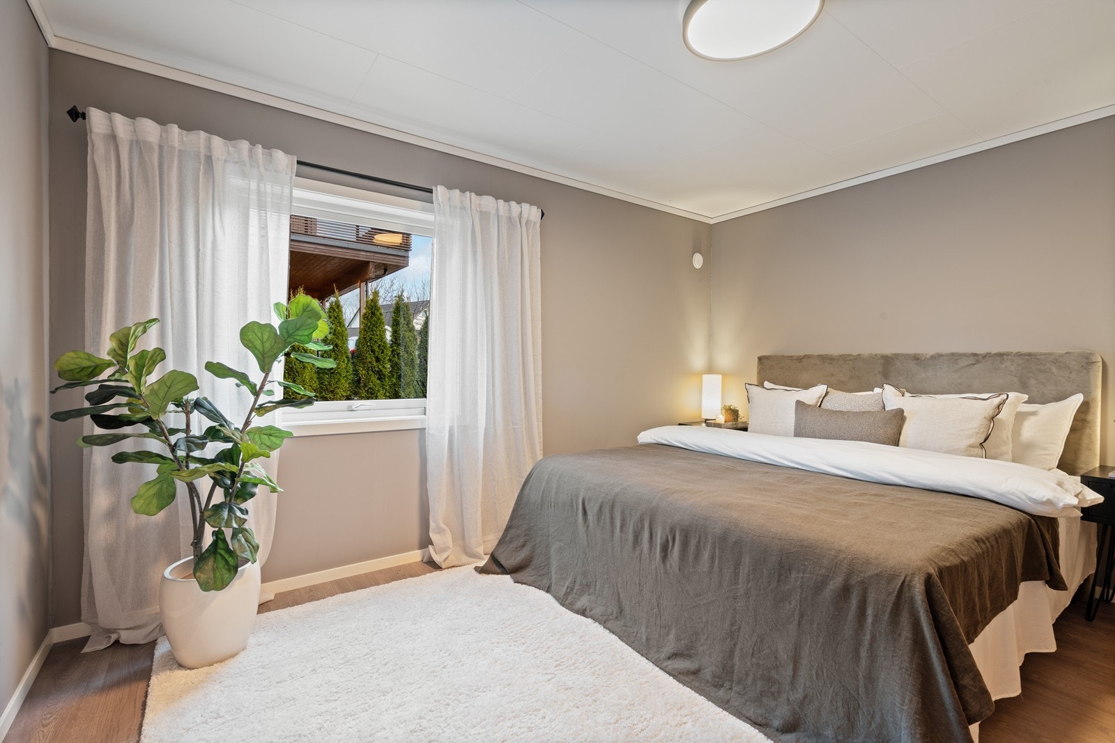 Lekkert hovedsoverom med god plass til møblering av dobbeltseng og nattbord. Galleribilde