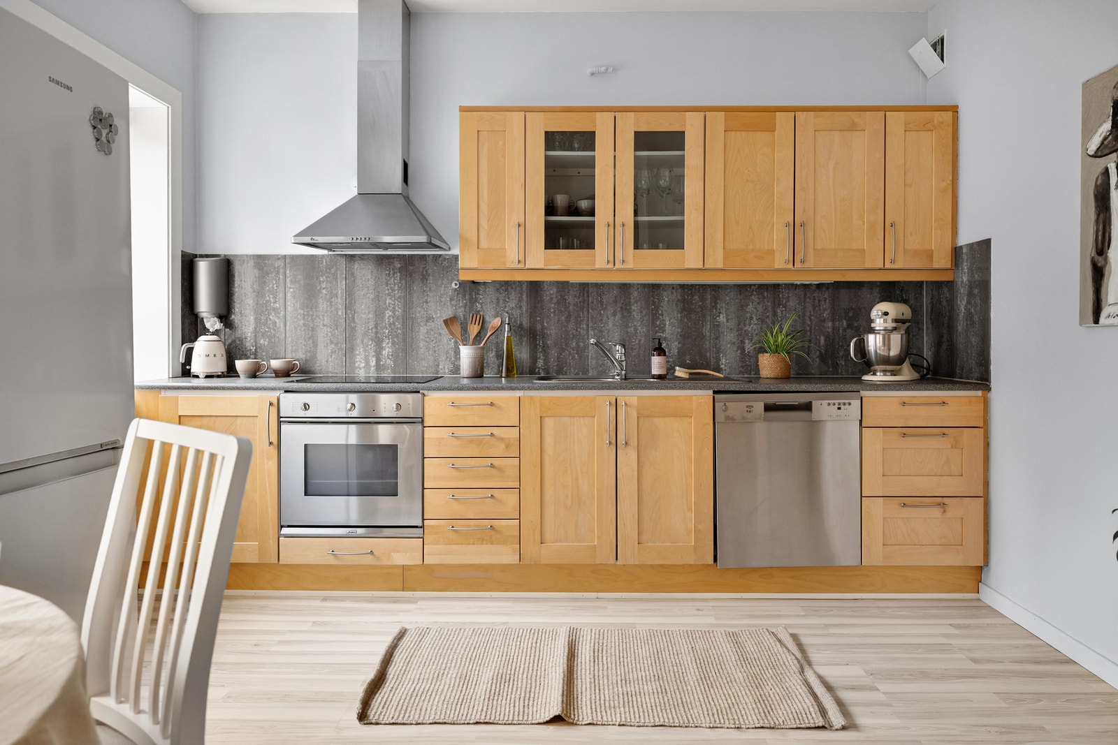 Kjøkkenet er sosialt men tilbaketrukket plassert i andre enden av stuen. Galleribilde