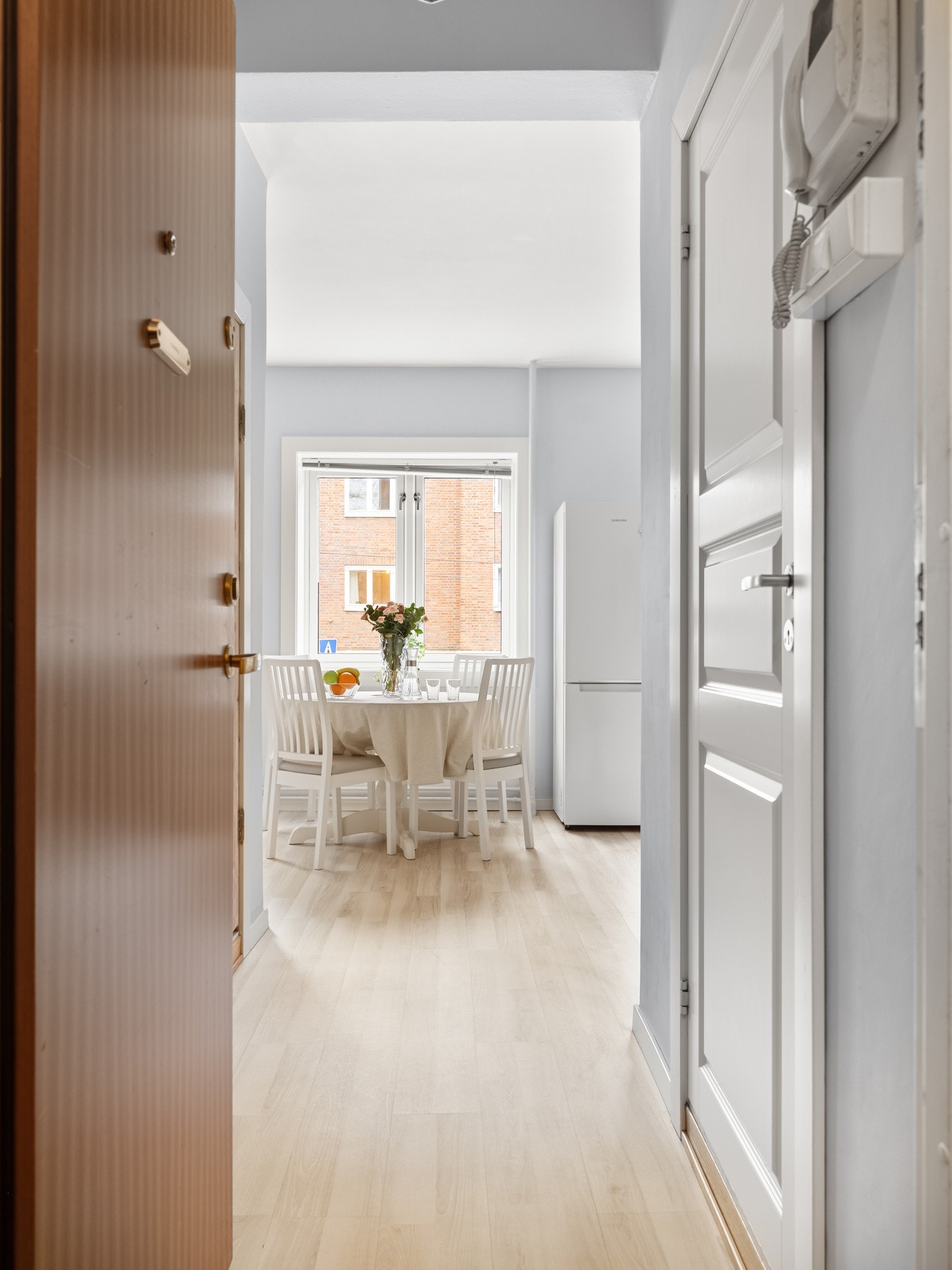 Alle rommene bindes naturlig sammen i entréen. Galleribilde