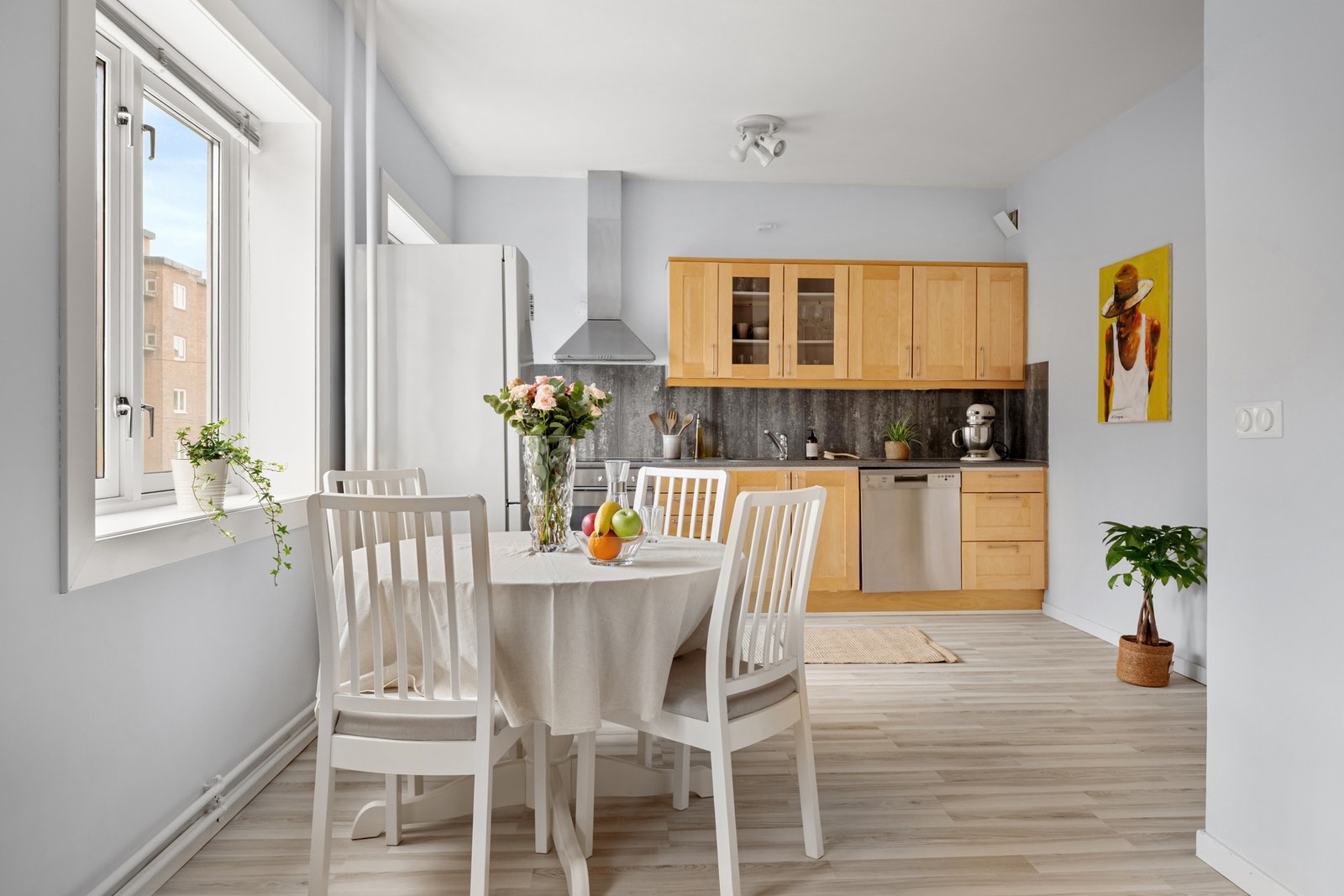 Den åpne kjøkkenløsningen gjør matlaging til en naturlig del av både samtaler og samvær. Galleribilde