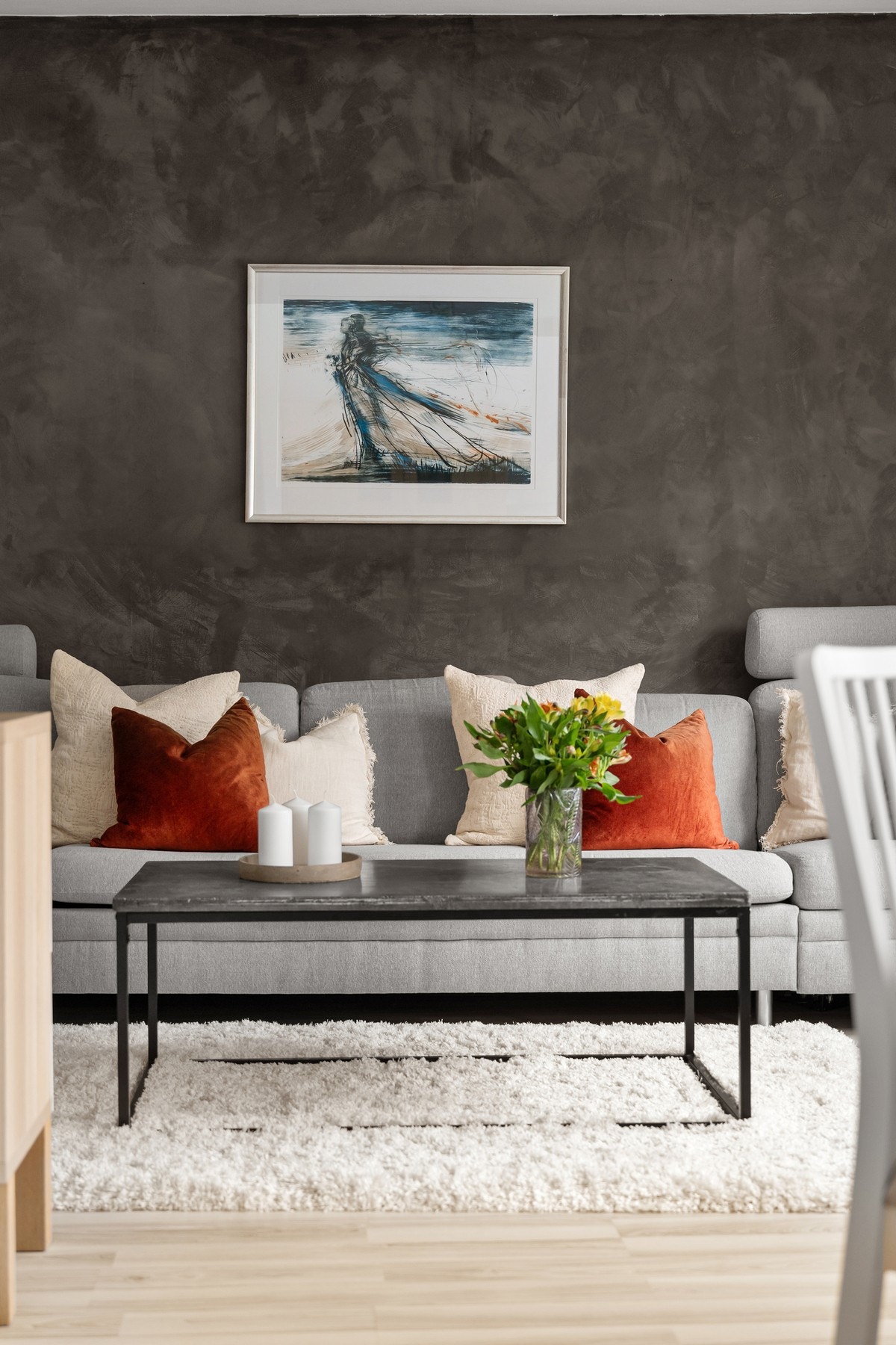 Sofakroken byr på en koselig plass for ro, hygge og hverdagsøyeblikk. Galleribilde