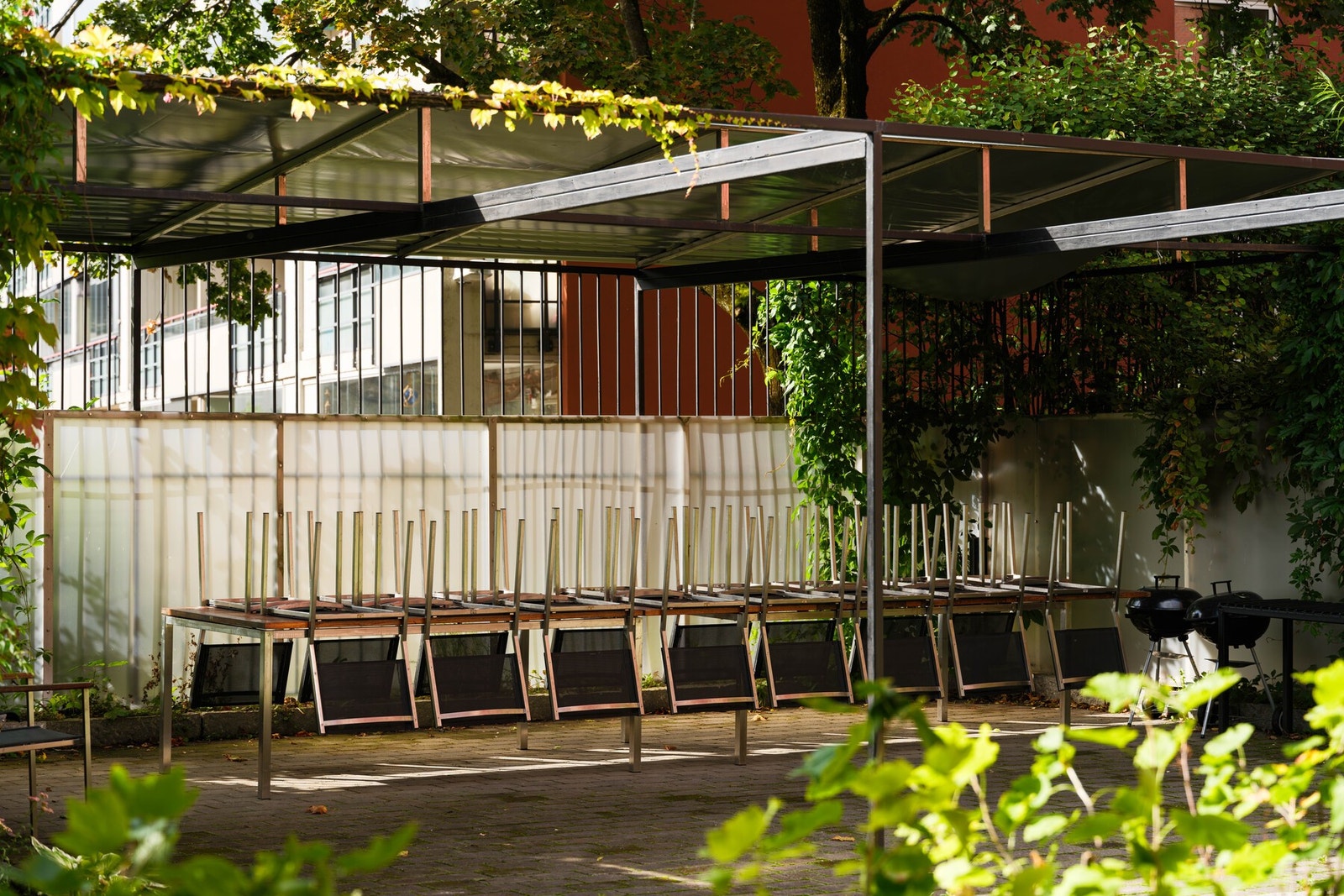 Egne sittegrupper med parasol for solfylte dager. Galleribilde