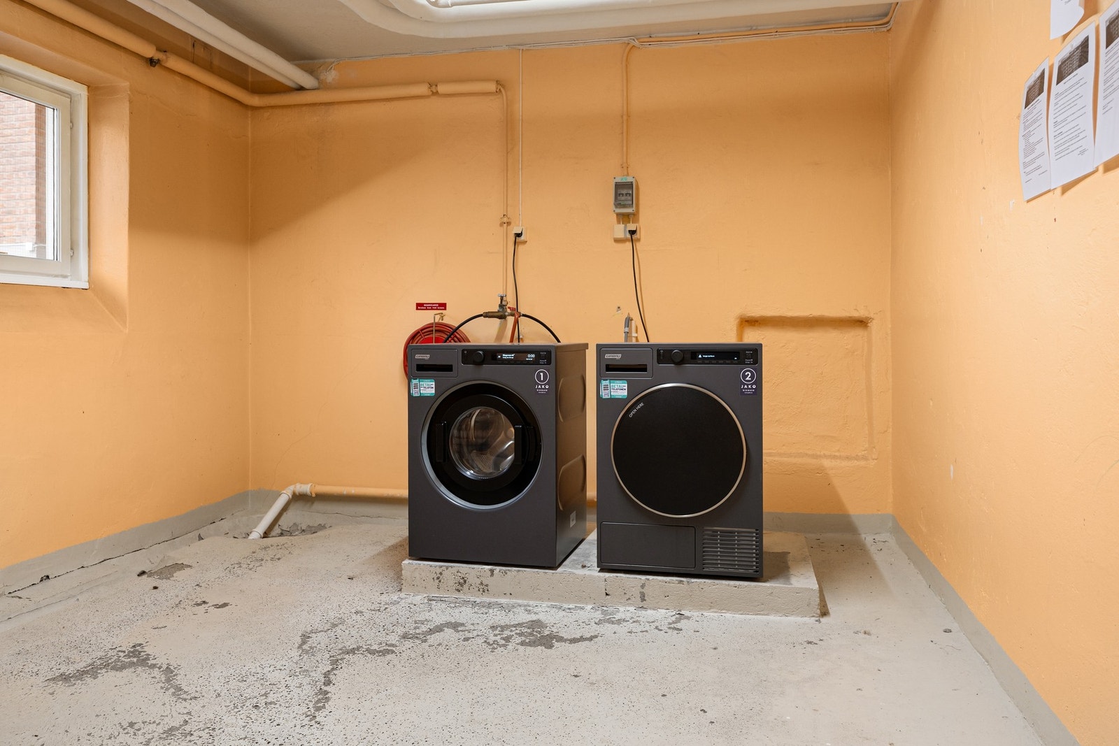 I tillegg til opplegg for vaskemaskin i leiligheten tilbyr borettslaget fire fellesvaskerier med vaskemaskin, tørketrommel og tørkerom. Galleribilde