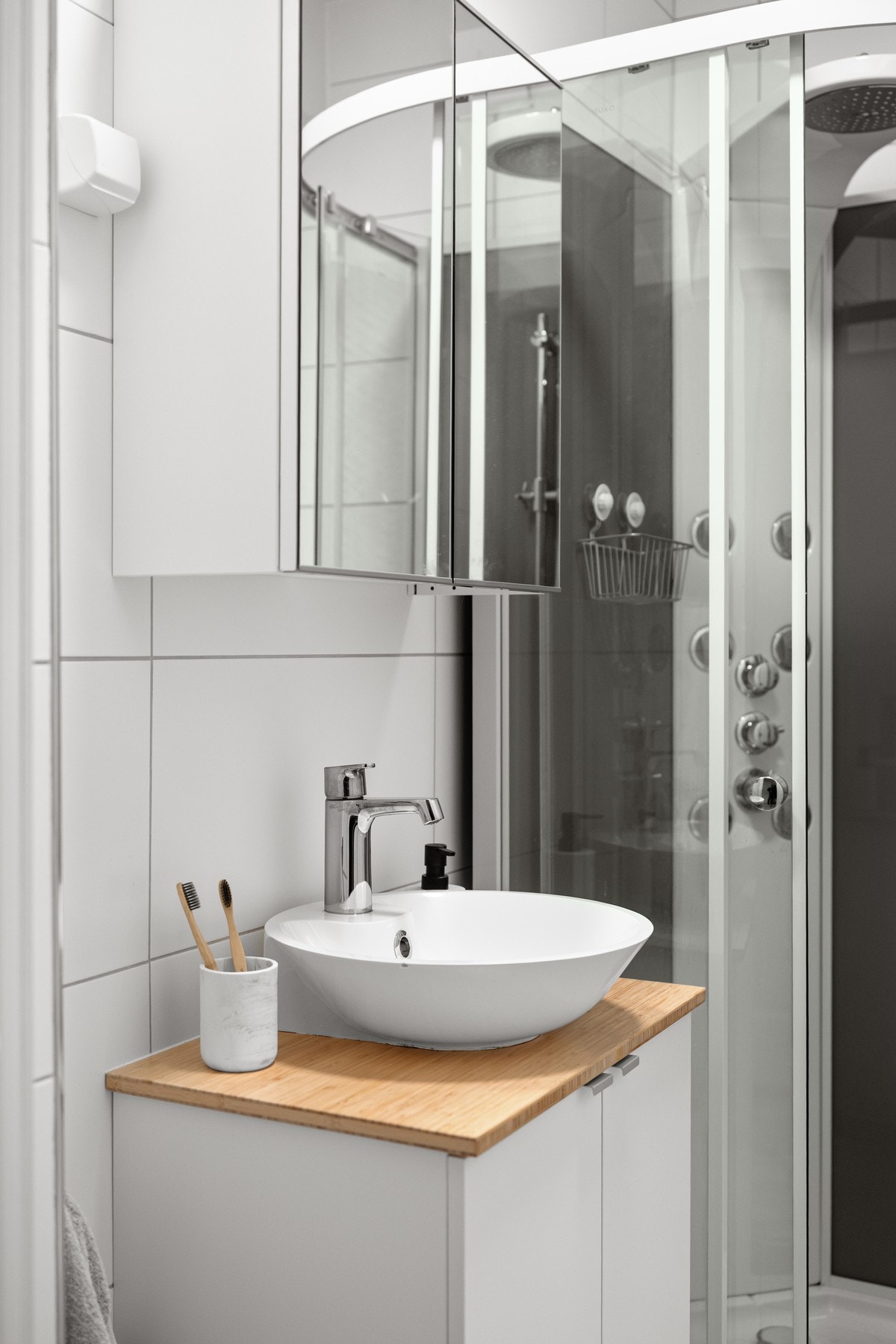 Oppbevaring i speilskap og servantskap. Badet har også varmekabler i gulv. Galleribilde