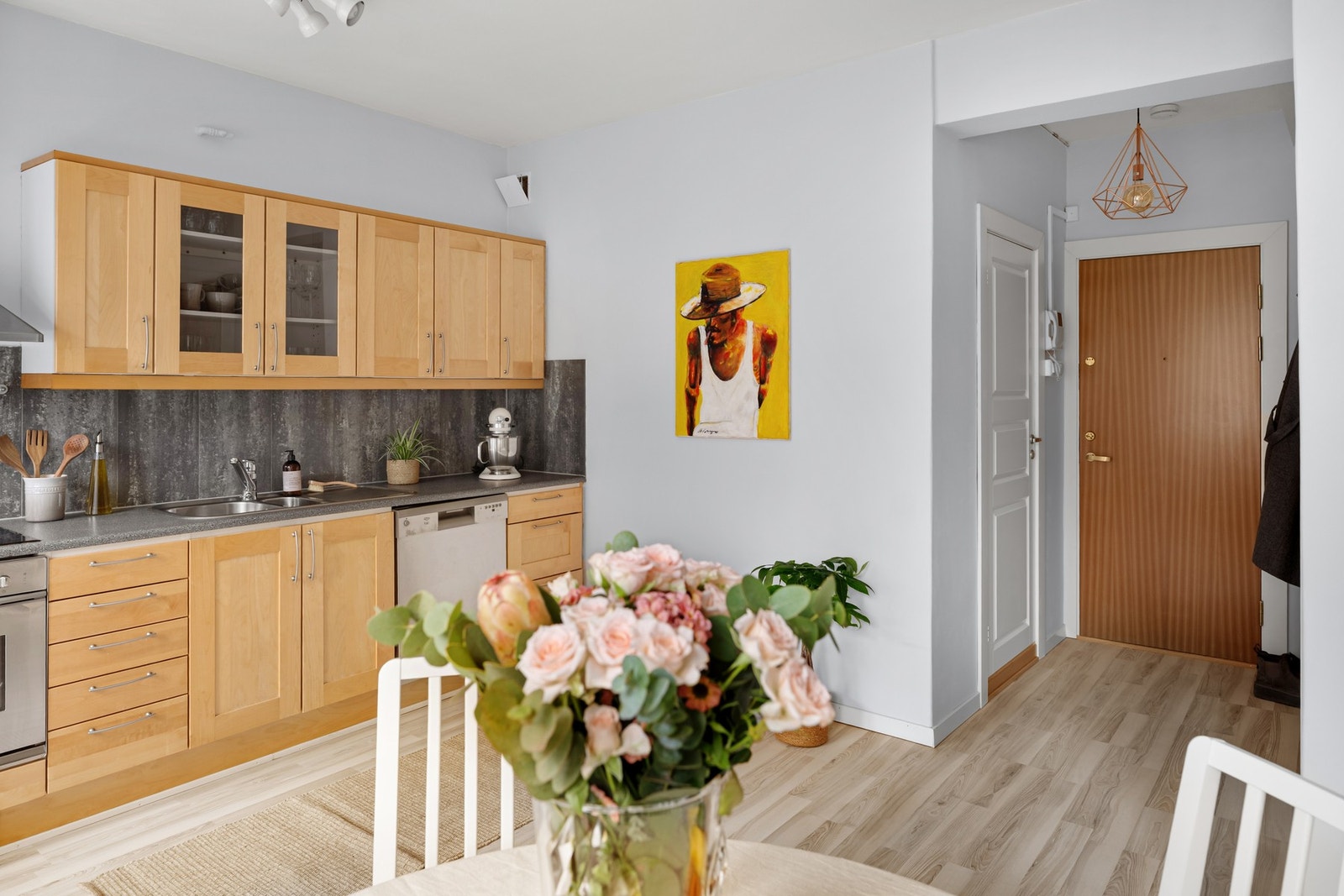 Den generøse takhøyden på nær 2,7 meter gir en luftig romfølelse. Galleribilde