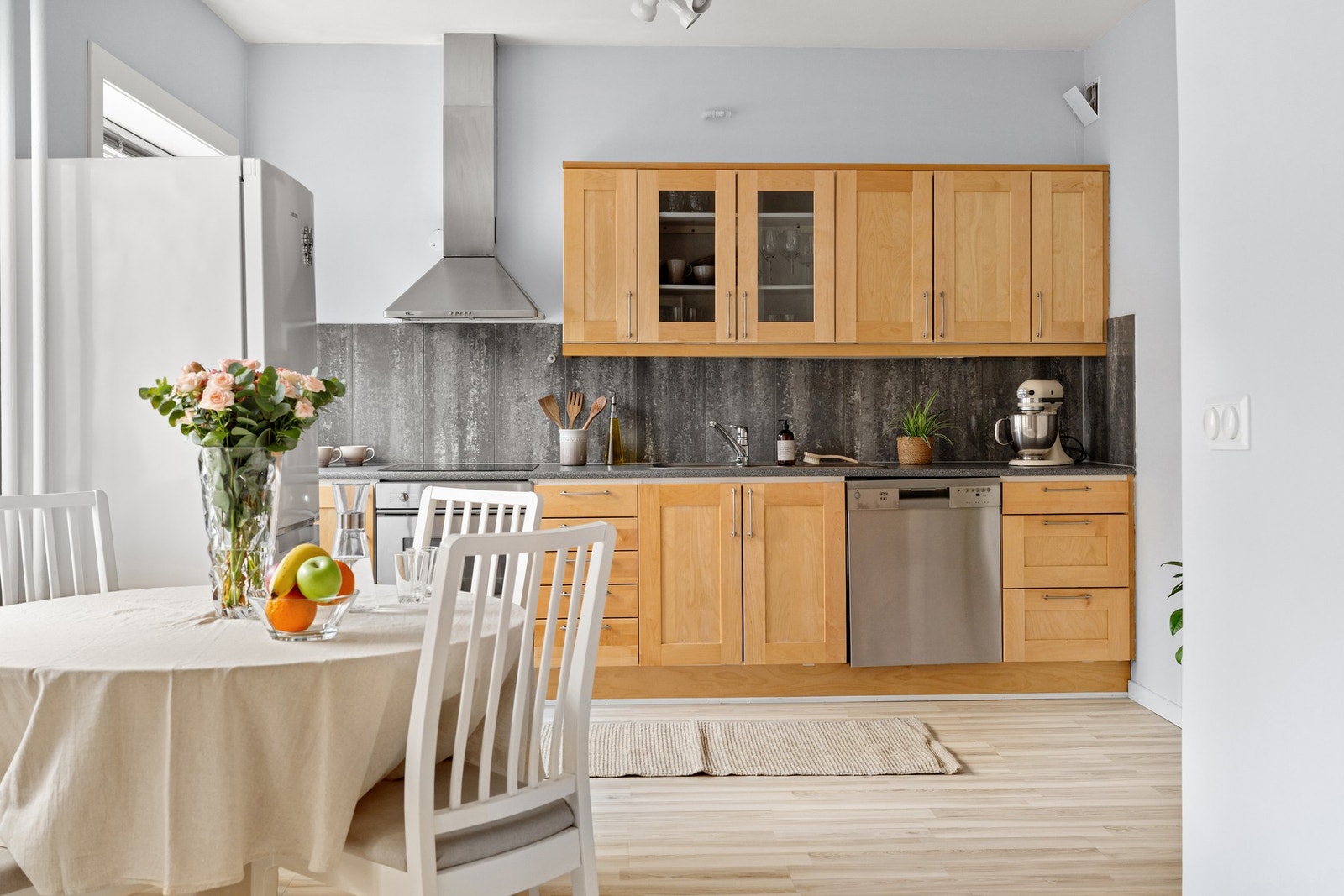 Planløsningen er gjennomtenkt med romslige soner, der hvert rom byr på god plass og naturlig avgrensning - samtidig som leiligheten oppleves som åpen og luftig. Galleribilde