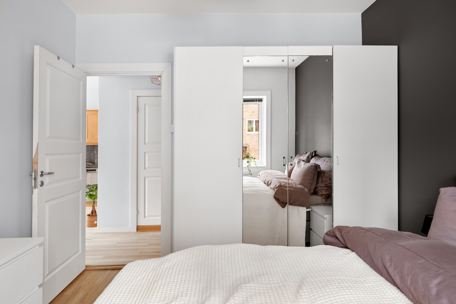 Et stort garderobeskap gir rikelig med oppbevaringsplass og holder rommet ryddig og oversiktlig. Galleribilde