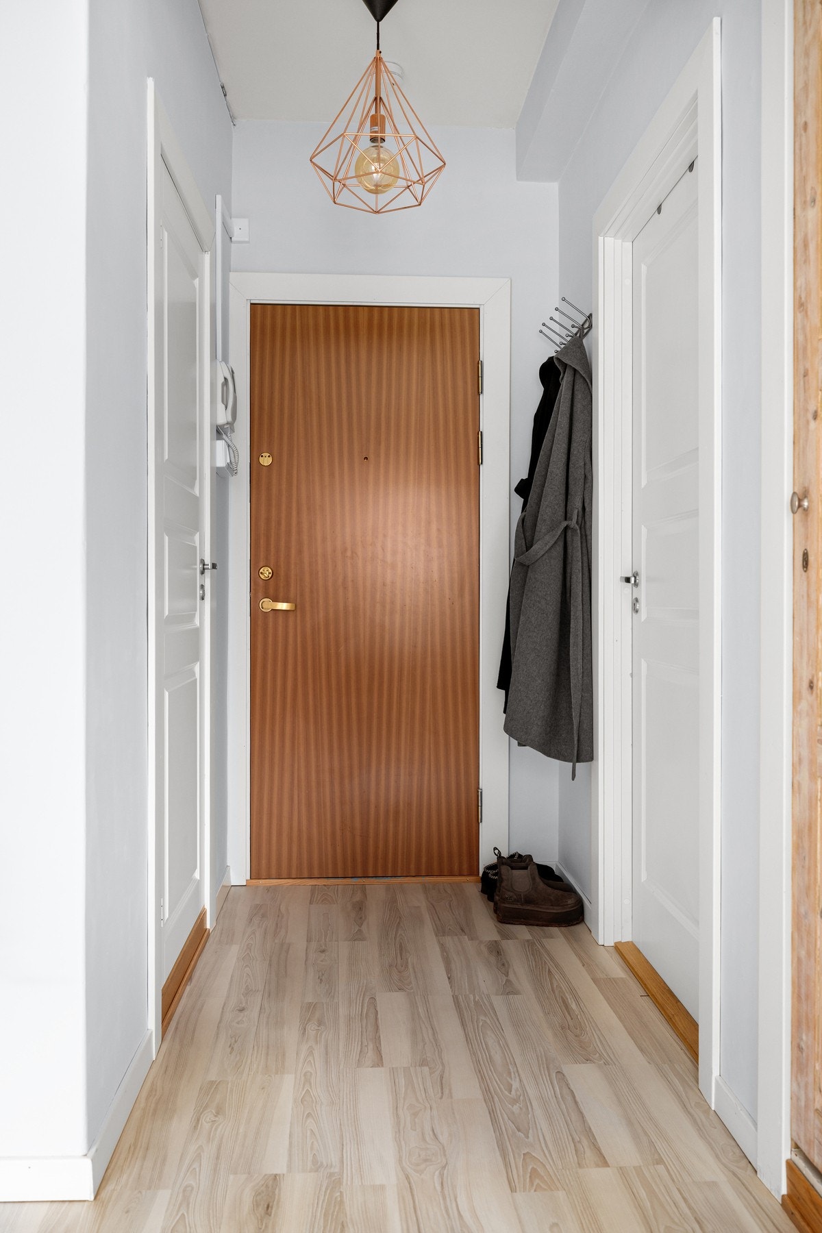 Lys og innbydende entré som ønsker deg velkommen. Galleribilde