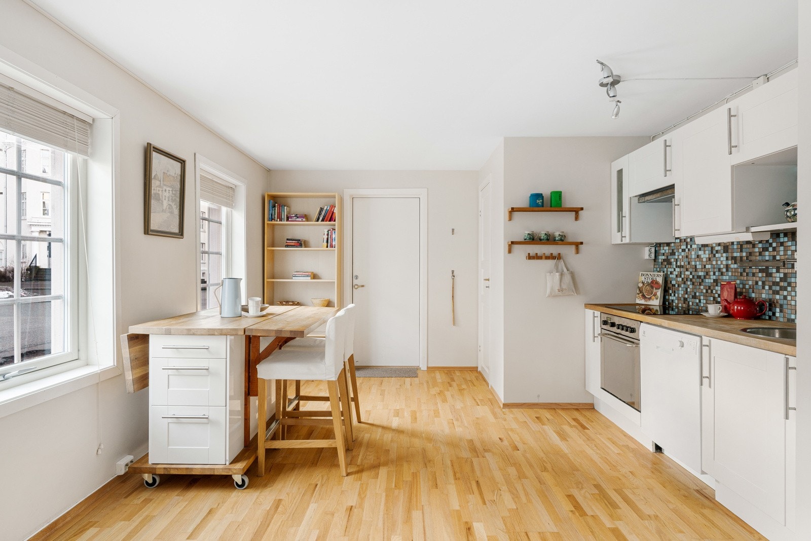 Rommets gode størrelse gir frihet med hensyn til møblering, og det er godt med plass for spisebord, sofakrok og mediemøblement. Galleribilde