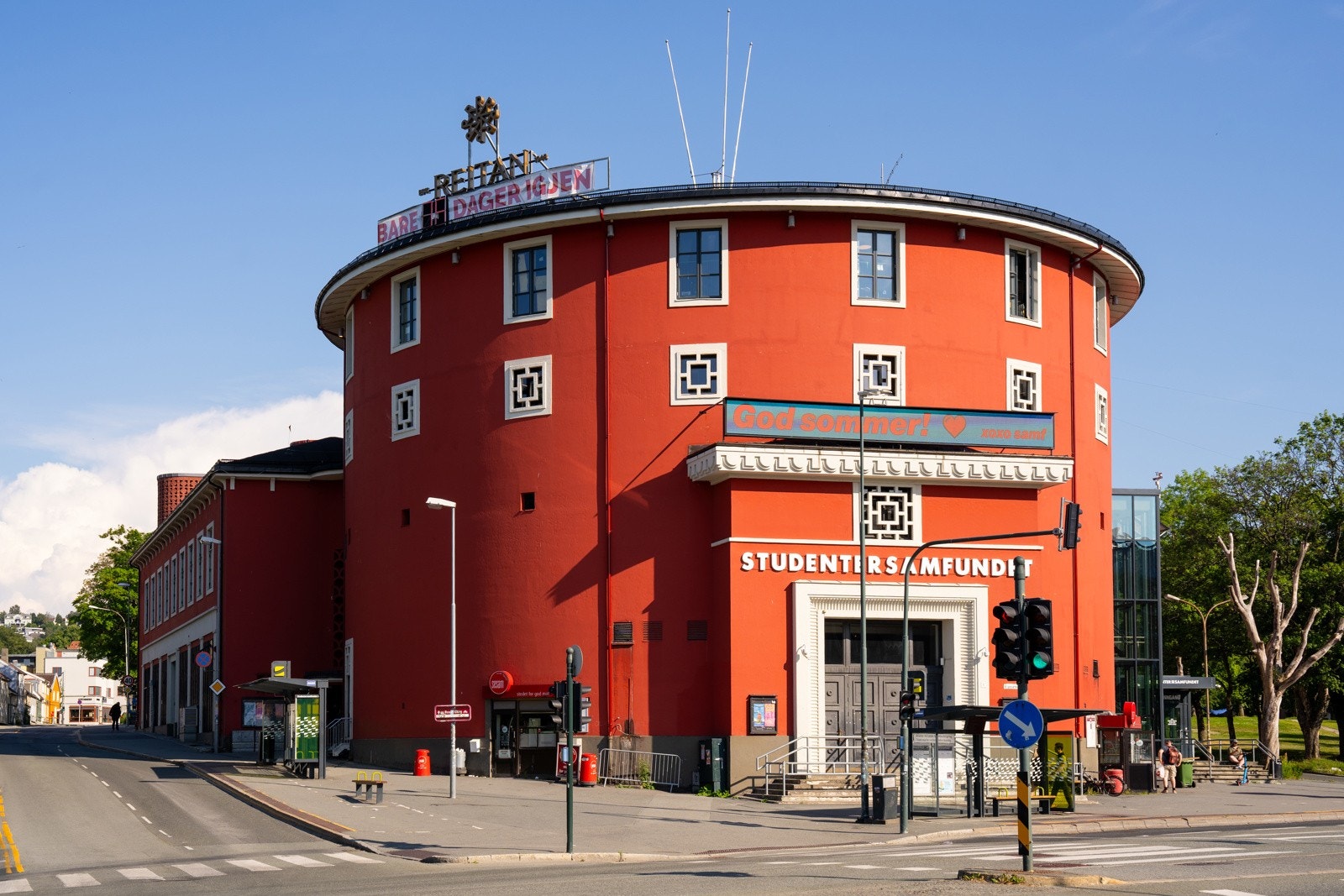 Kun en kort spasertur fra leiligheten ligger Studentersamfundet, med kafé- og utelivstilbud. Gjennom hele året er samfundet et av byens mest populære samlingspunkter for studenter. Galleribilde