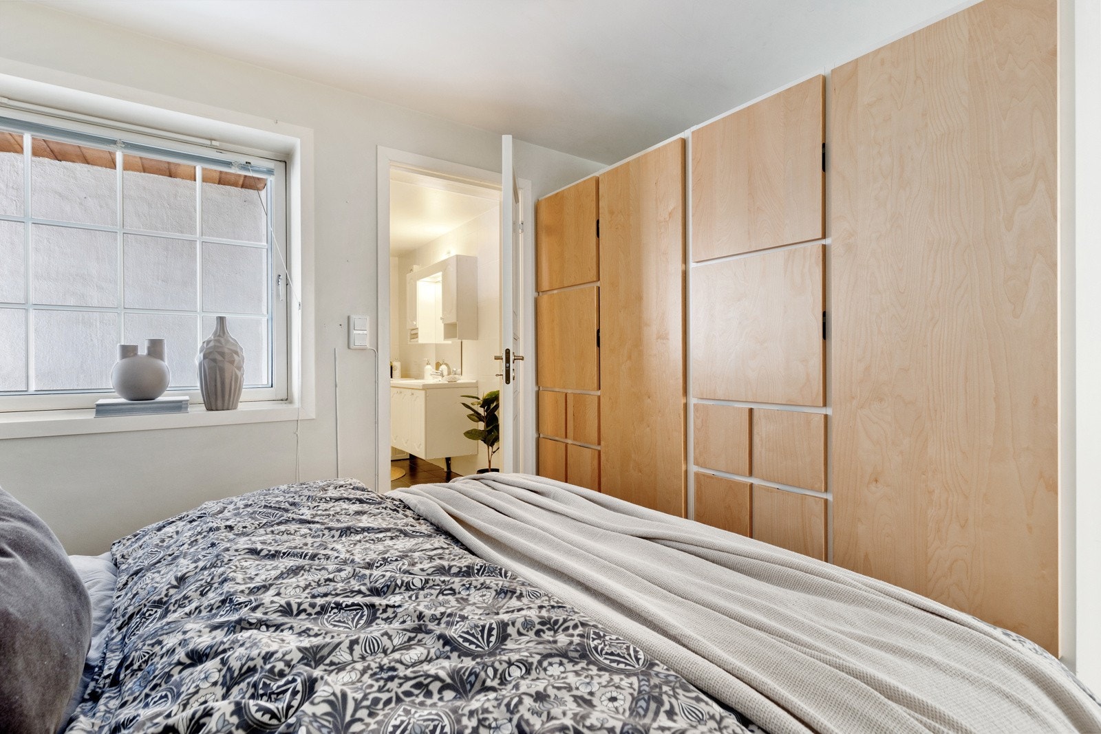 Rommet har god plass til seng av ønsket størrelse, og det er etablert en praktisk garderobe her. Galleribilde