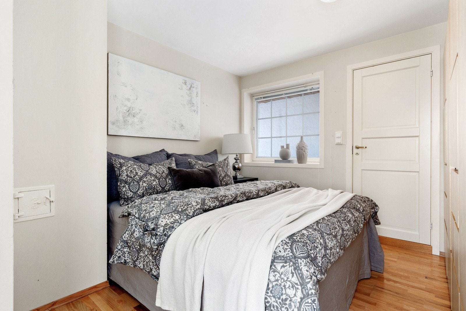 Soverommet på ca. 10 kvm er romslig og lyst. Galleribilde