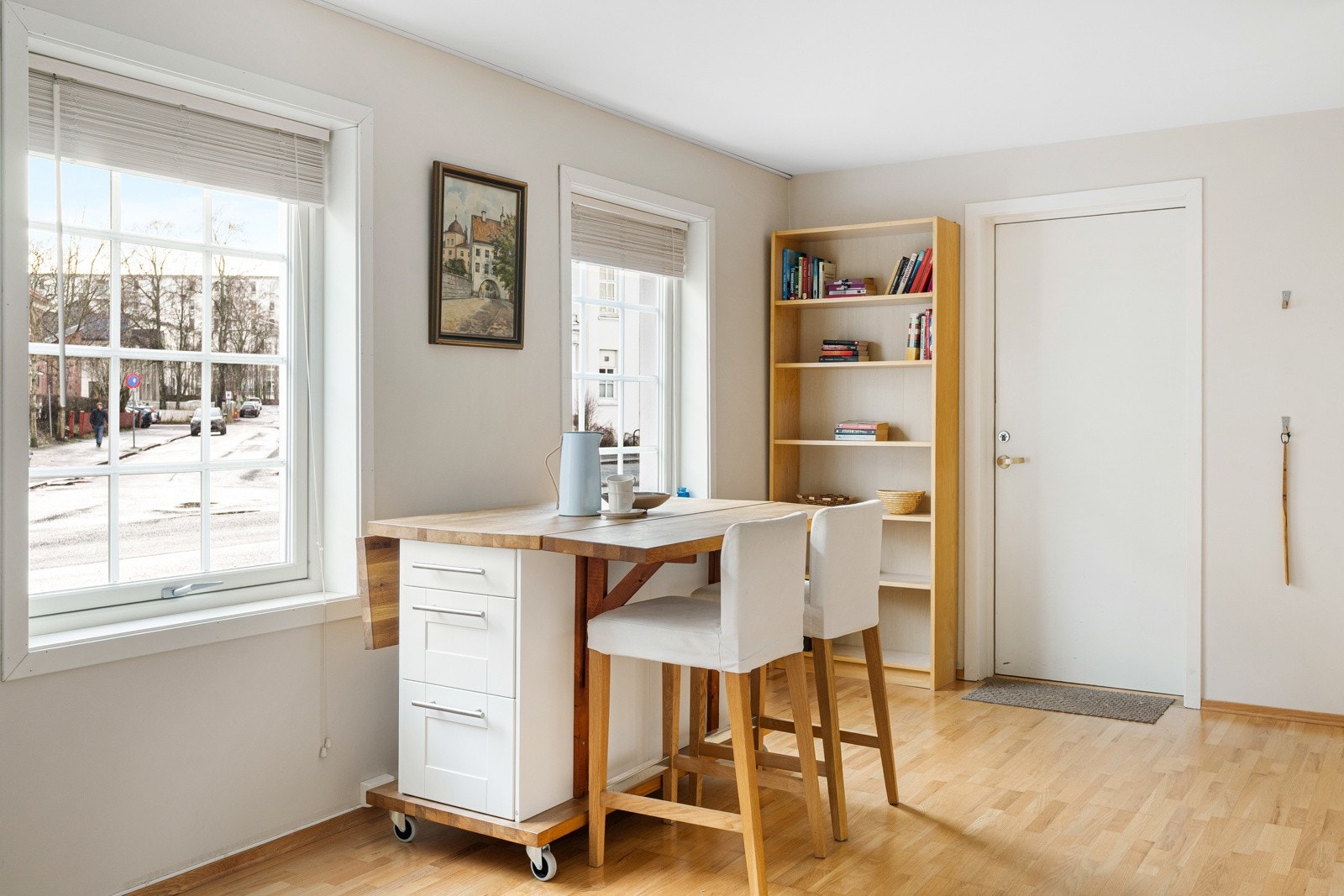 Kjøkkendelen er utstyrt med en praktisk kjøkkenøy på hjul, som også kan brukes som en praktisk sittegruppe. Galleribilde