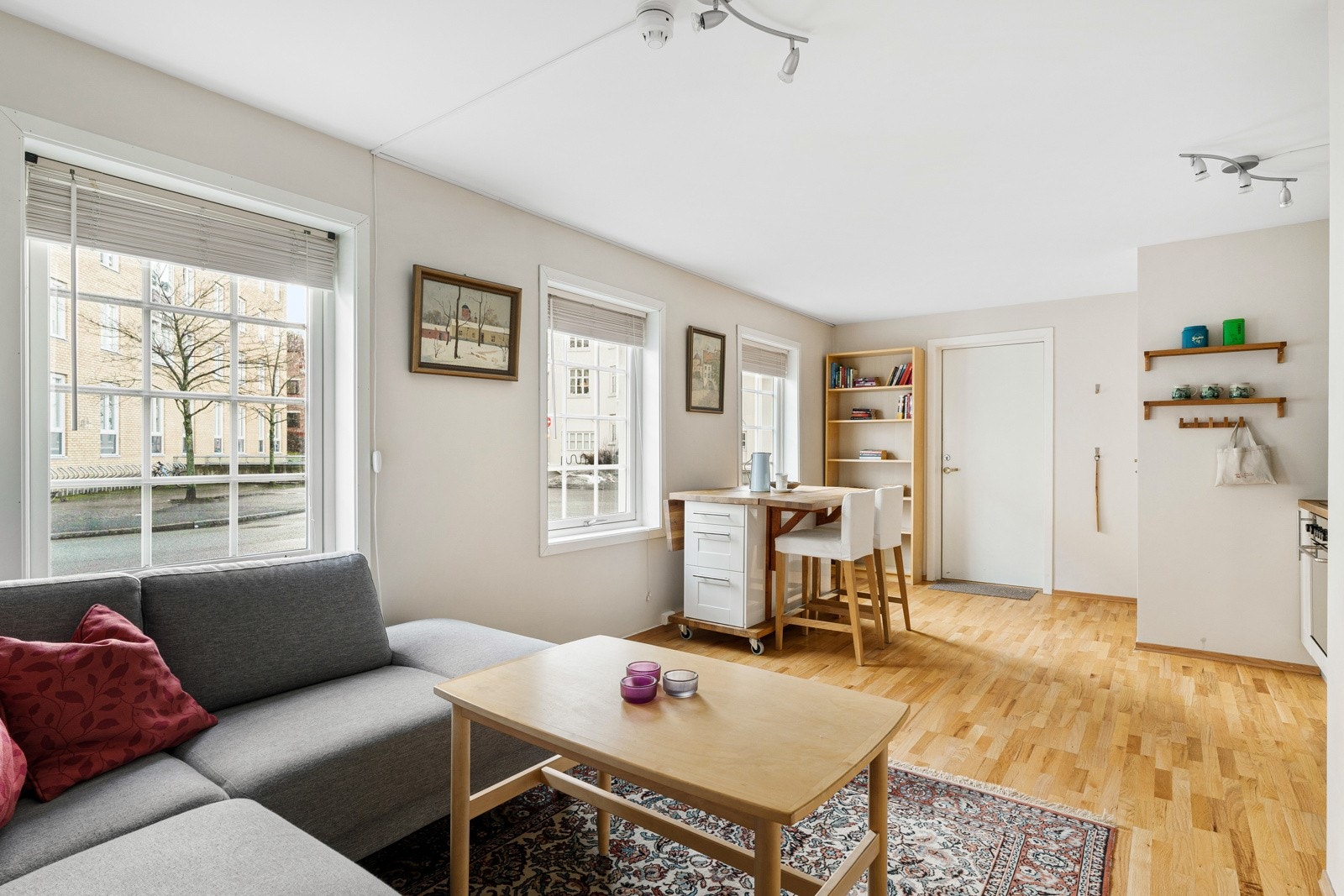 Lys og innbydende stue på 21 kvm med god romfølelse og store vindusflater som slipper inn rikelig med dagslys. Galleribilde