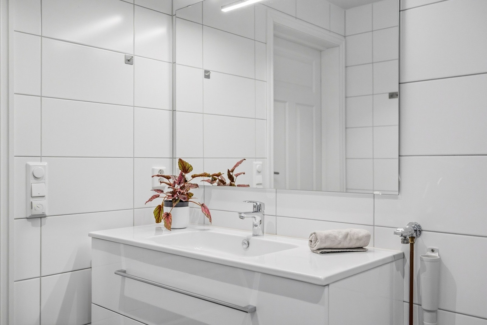 Servantskap med skuffer og overliggende servant med ett-greps armatur. Galleribilde