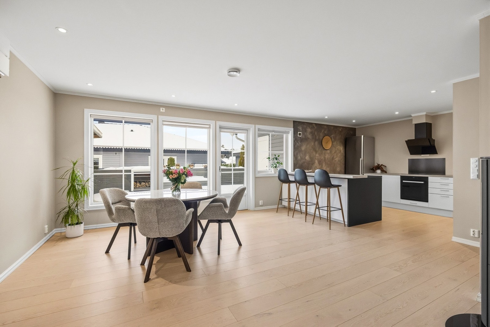 Her har du god plass til et stort spisebord med rom for hele familien. Galleribilde