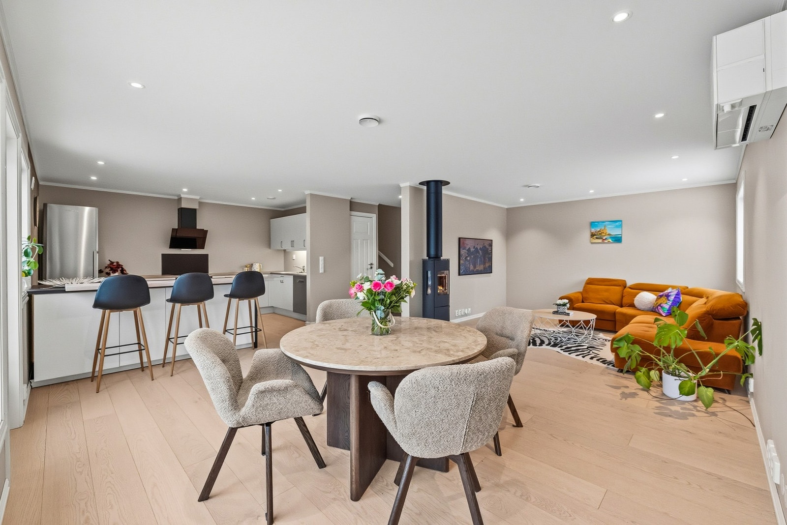 Dersom familien har behov for et ekstra soverom er det mulig å etablere vegg mellom stue og spiseplass for å lukke dette til et soverom. Galleribilde