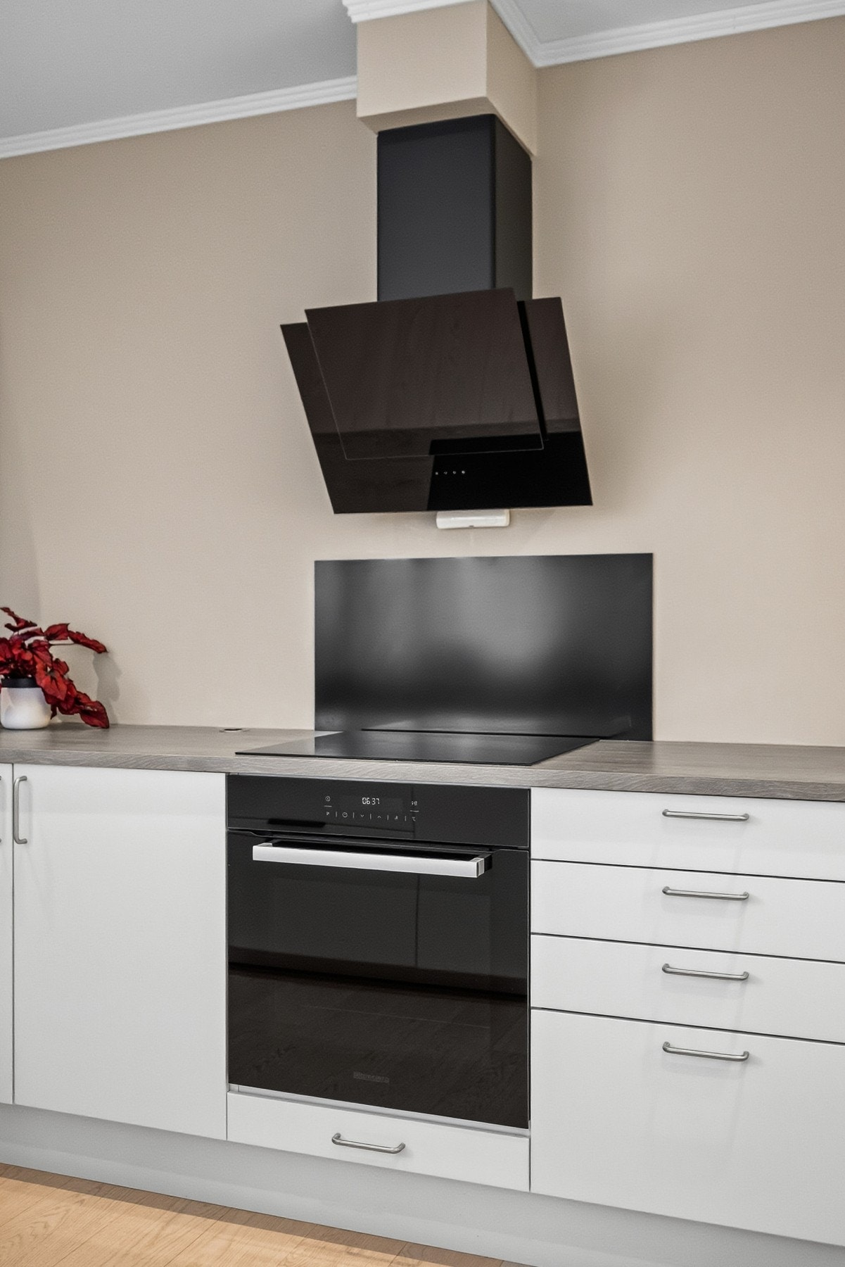 Nedfelt platetopp og integrert stekeovn. Galleribilde