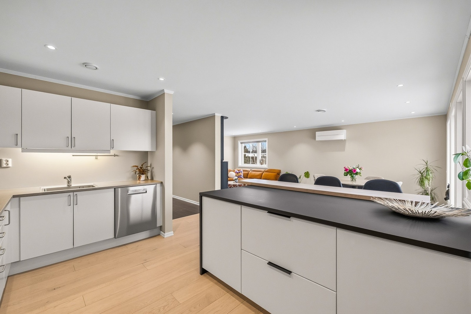 Fra kjøkkenet har du oversikt over stuen og kan enkelt underholde gjester og kokkelere samtidig. Galleribilde